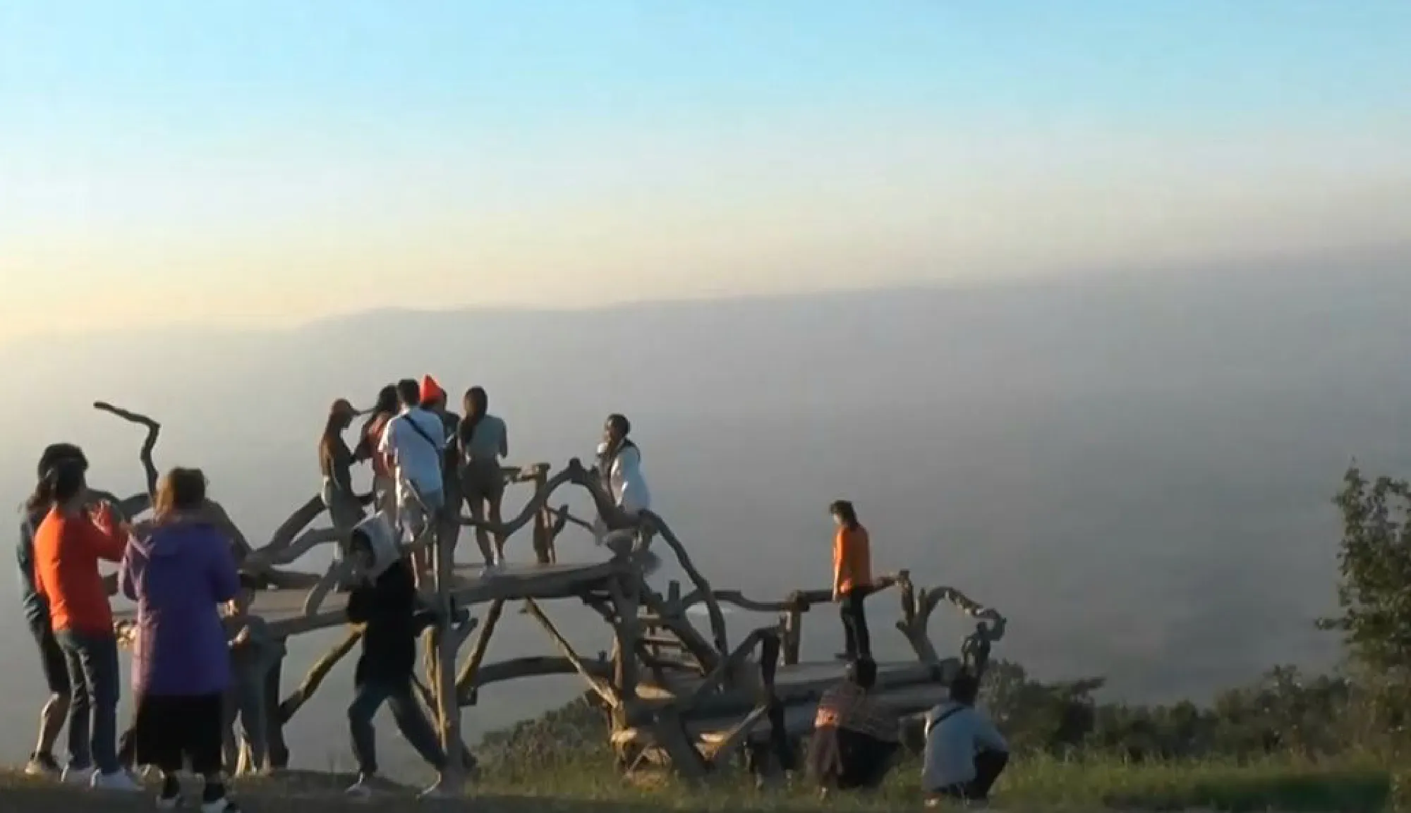 Cool weather, spectacular views draw hundreds of visitors to Chaiyaphum national park 