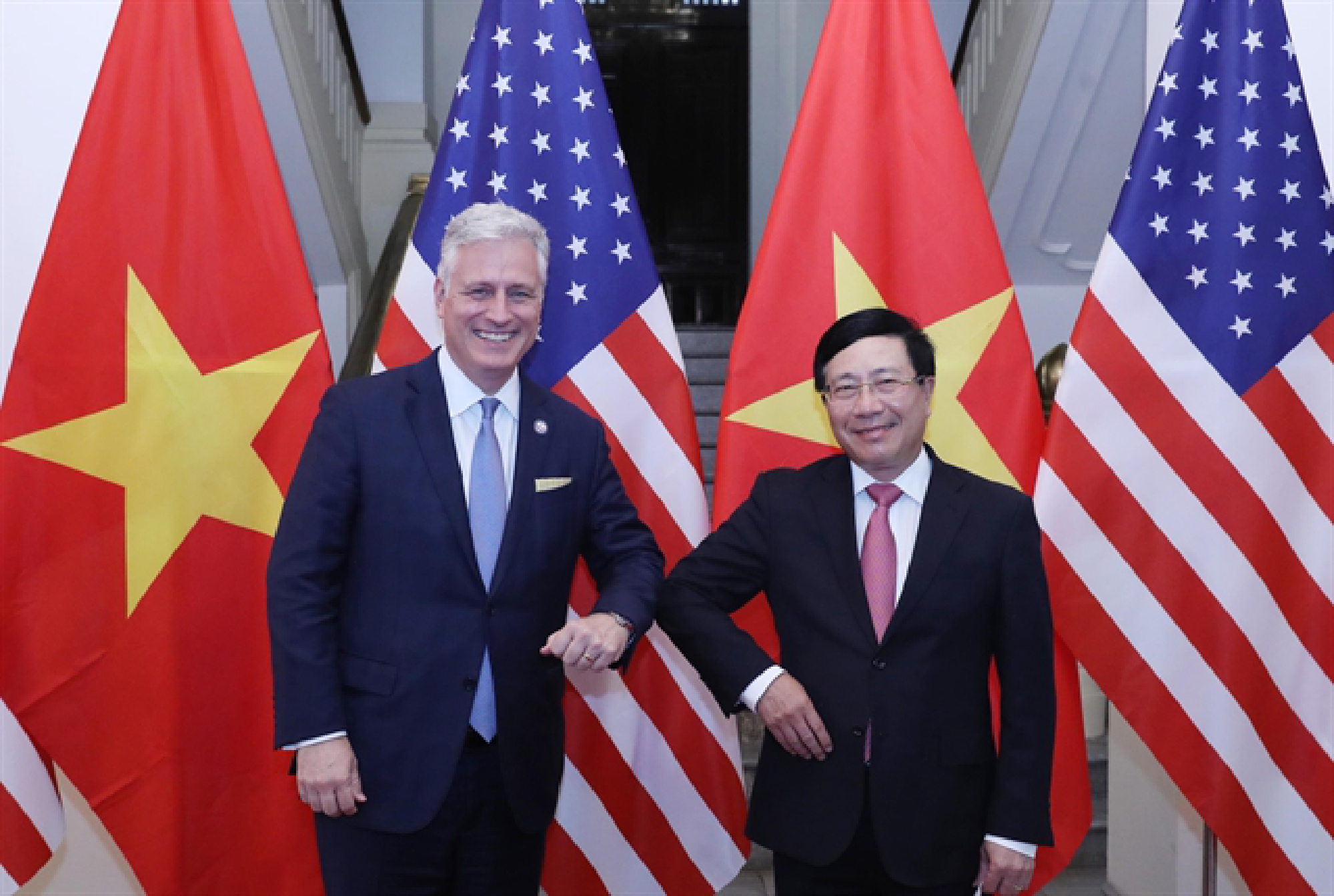 Vietnamese Deputy Prime Minister and Foreign Minister Phạm Bình Minh (right) did an elbow greeting with the US National Security Advisor Robert O’Brien in Hà Nội on Saturday. — VNA/VNS Photo Lâm Khánh