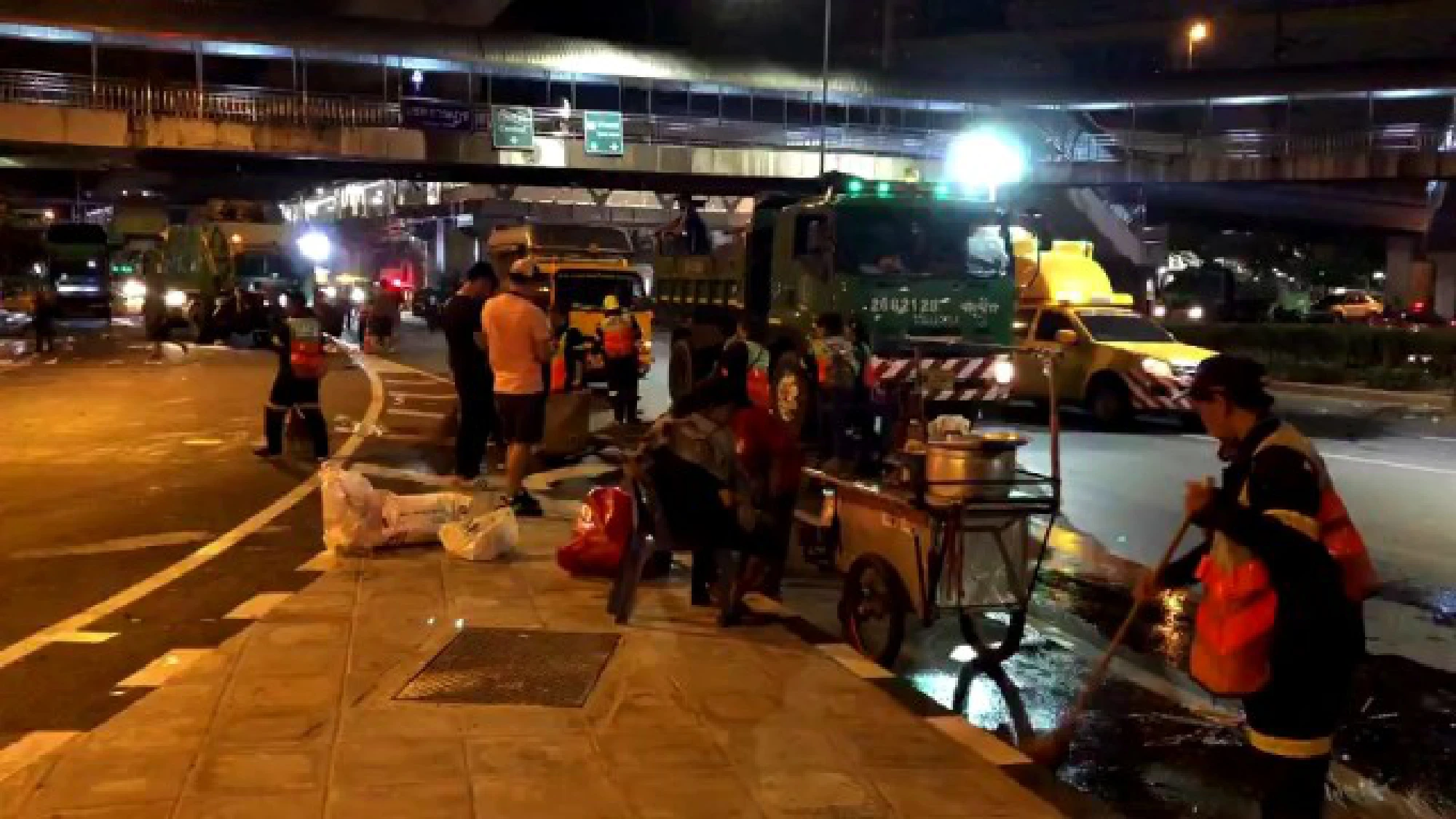 BMA promptly cleans up democracy rally site at Lat Phrao