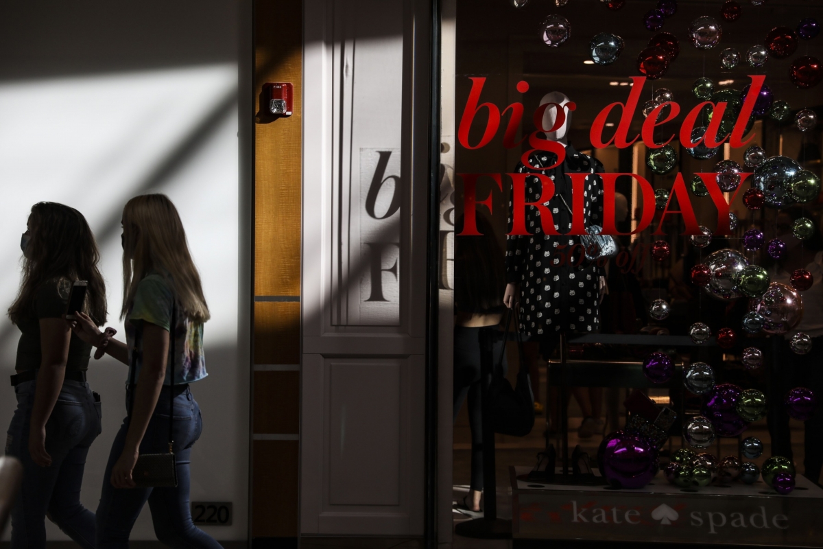 Shoppers pass a Black Friday sale sign at a mall in Tampa, Florida, on Nov. 27. MUST CREDIT: Bloomberg photo by Eve Edelheit.