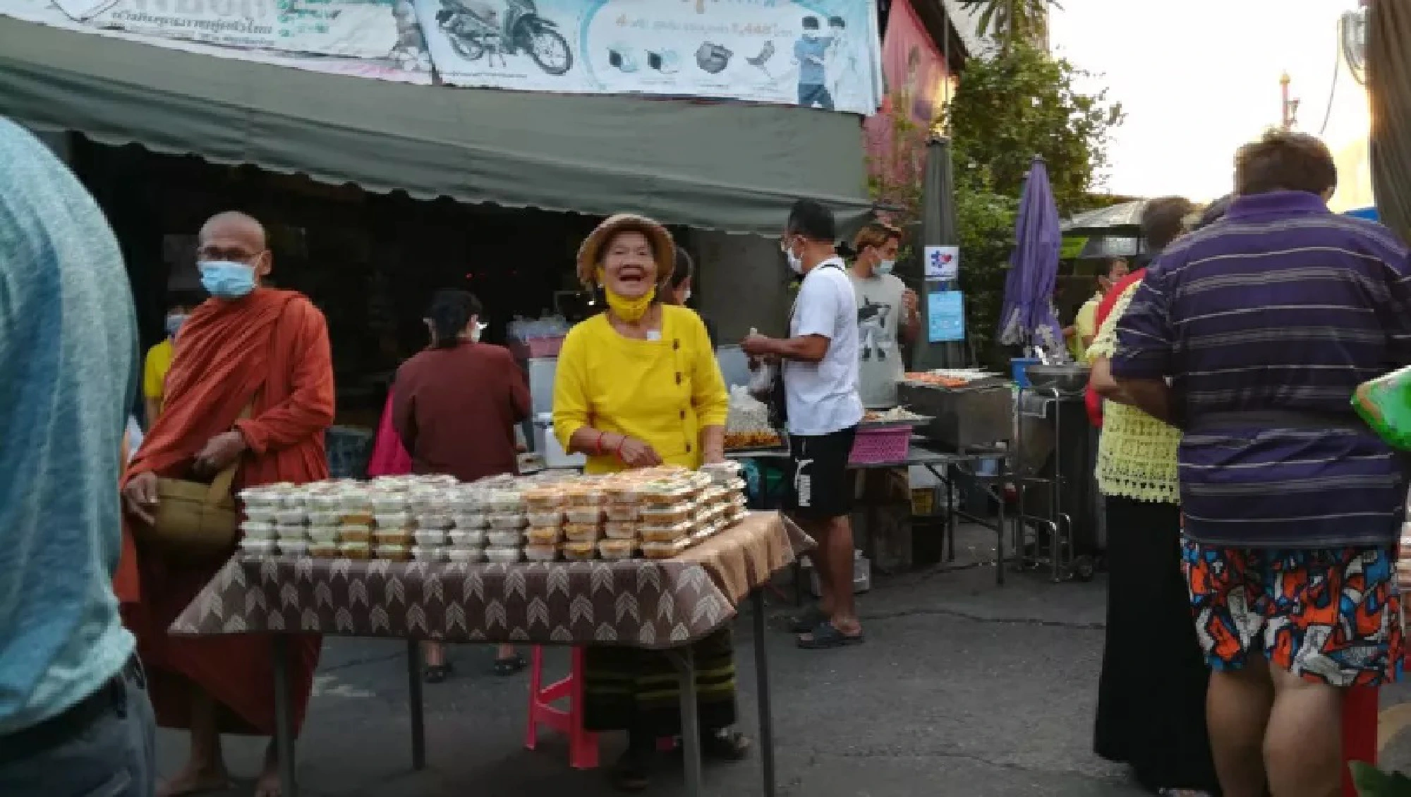 Free meals distributed to mark birthday of King Rama IX