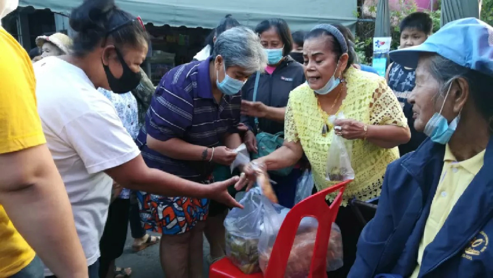 Free meals distributed to mark birthday of King Rama IX