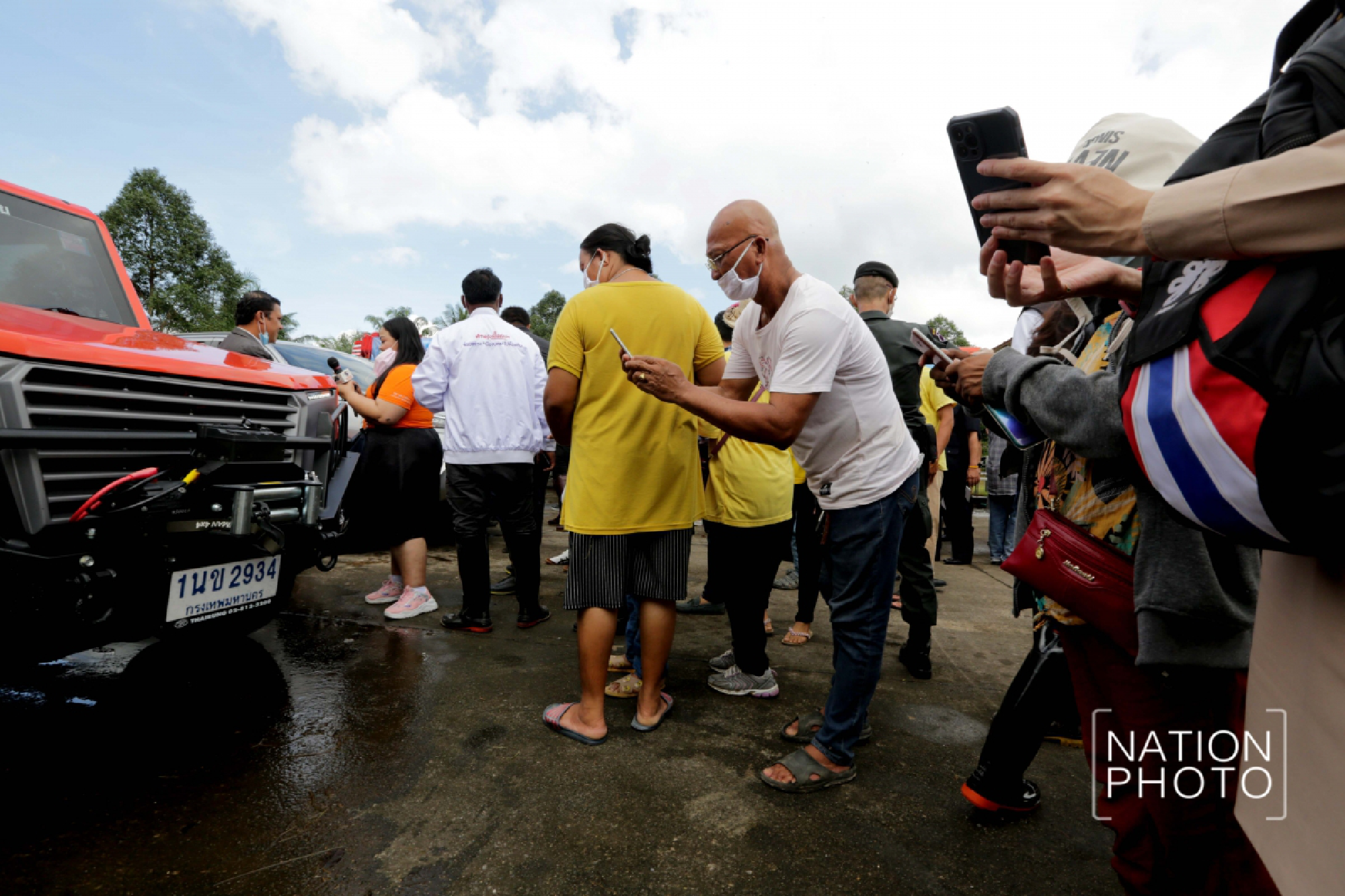 Prayut visits flood victims in South