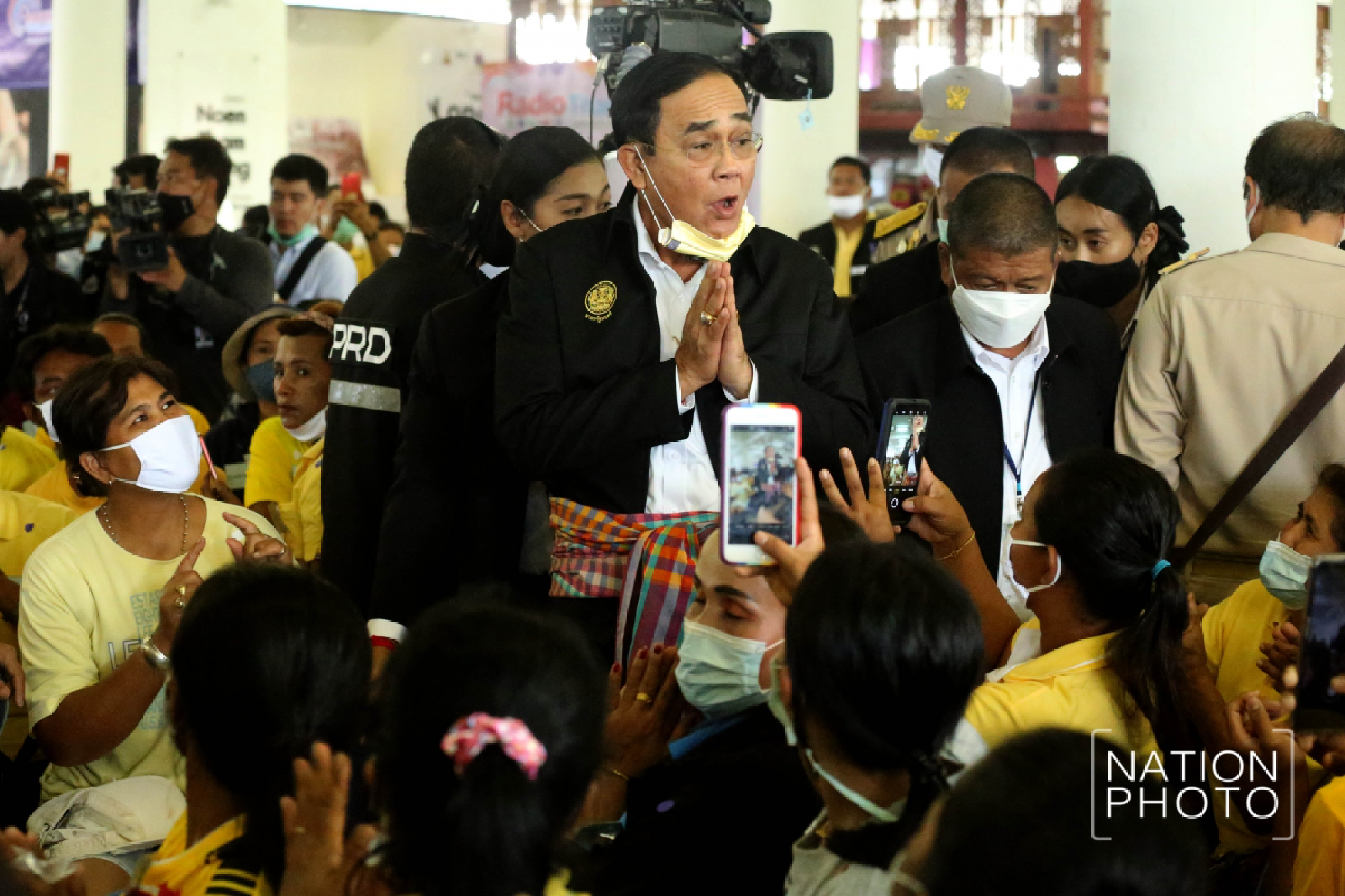Prayut visits flood victims in South