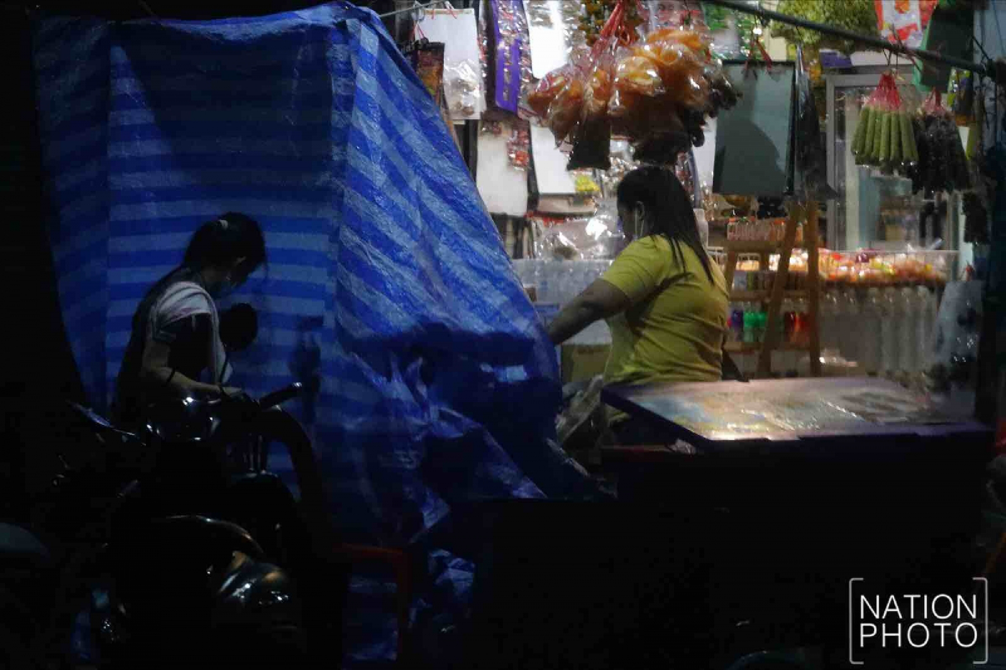 Samut Sakhon vendors rush to sell perishable goods as lockdown kicks in