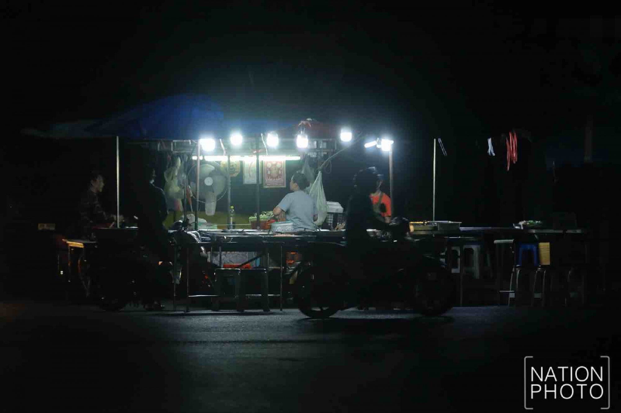 Samut Sakhon vendors rush to sell perishable goods as lockdown kicks in