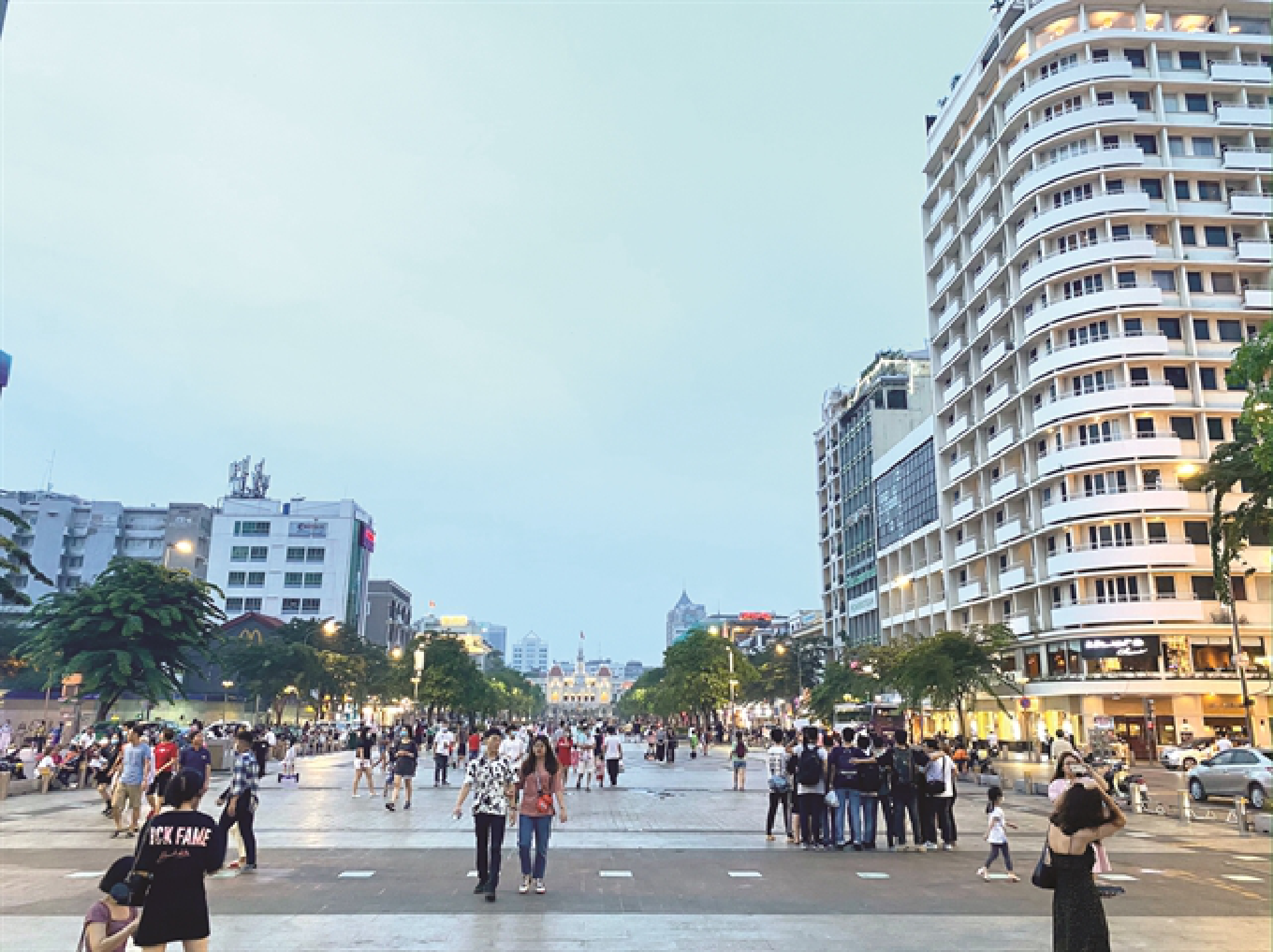 Nguyễn Huệ Pedestrian Street, an affordable entertainment venue, attracts many visitors during the holiday season. — VNS Photo An Phương