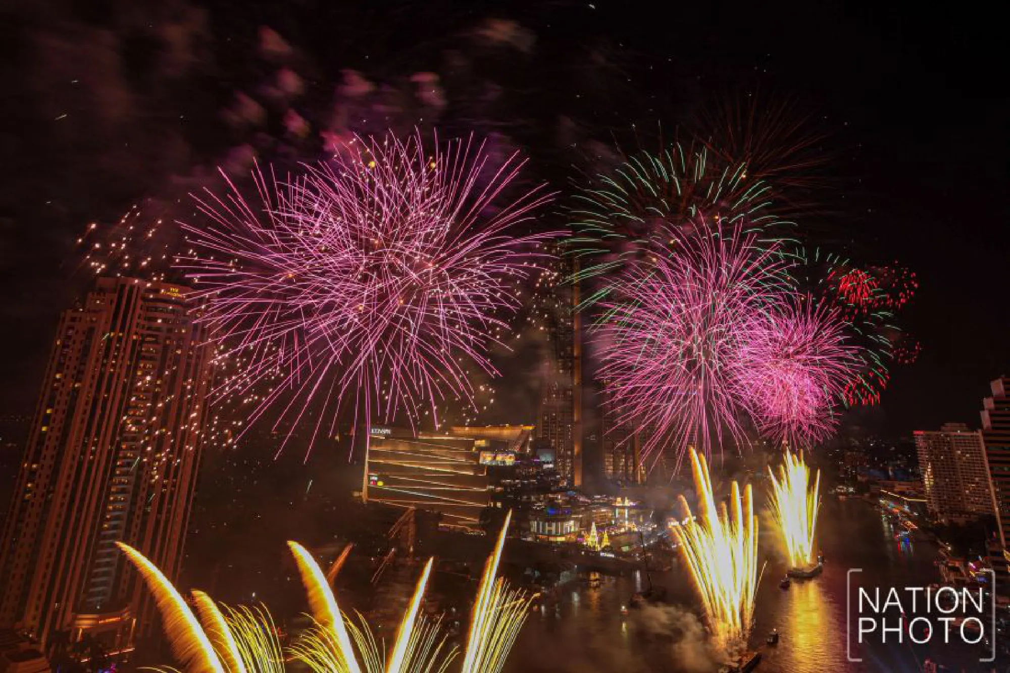 Feast of fireworks ushers in 2021 at Iconsiam