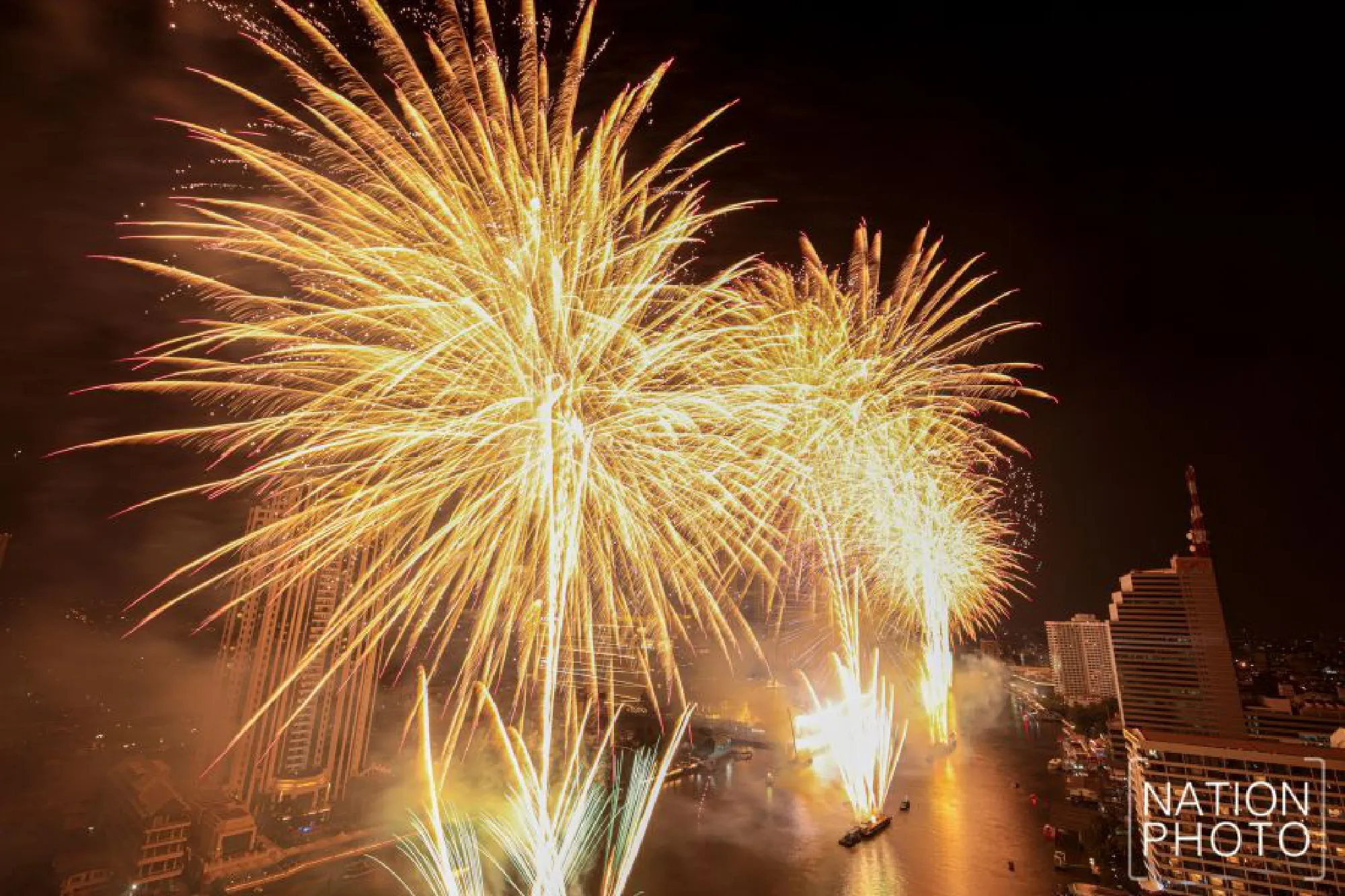 Feast of fireworks ushers in 2021 at Iconsiam