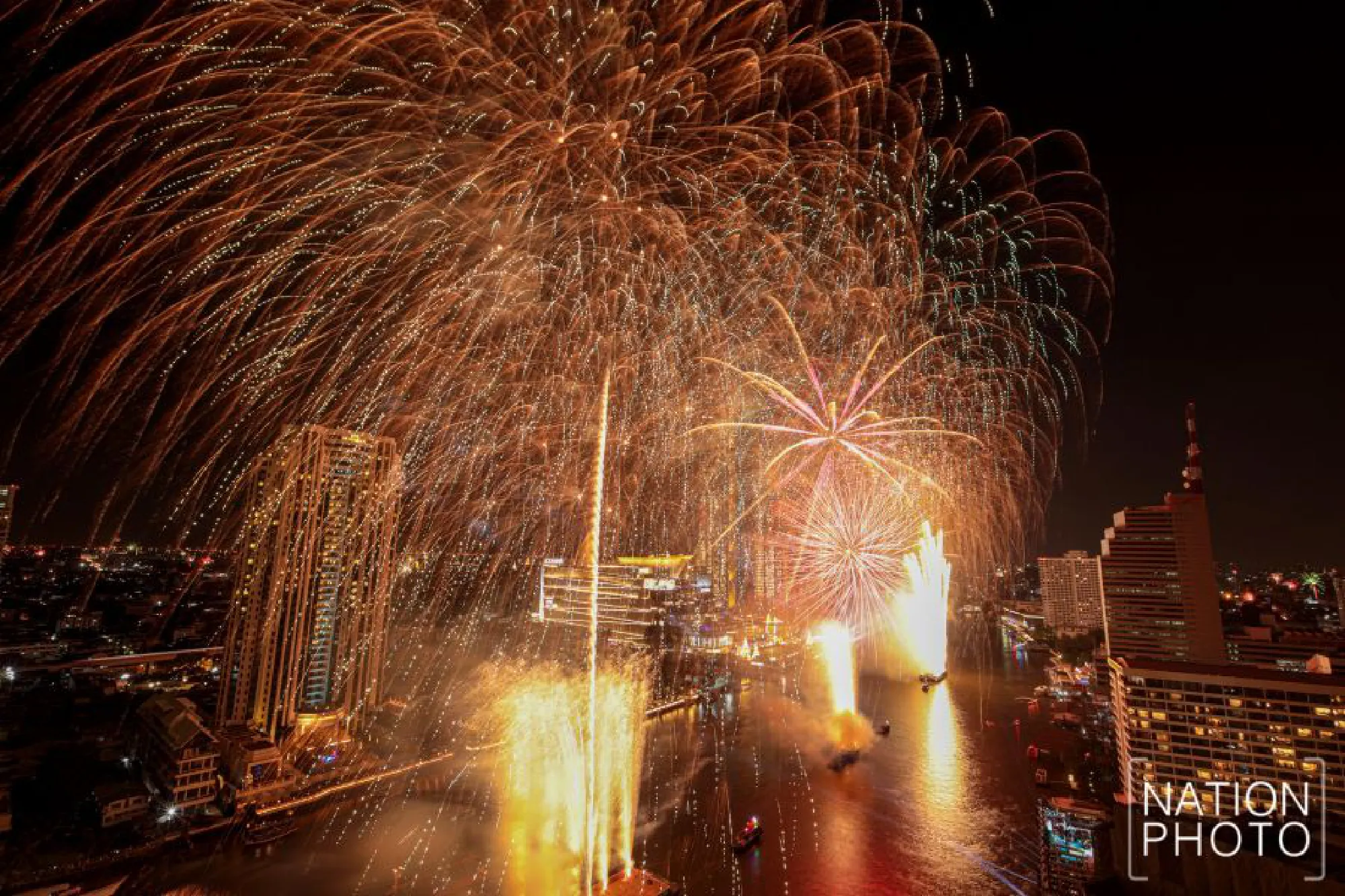 Feast of fireworks ushers in 2021 at Iconsiam