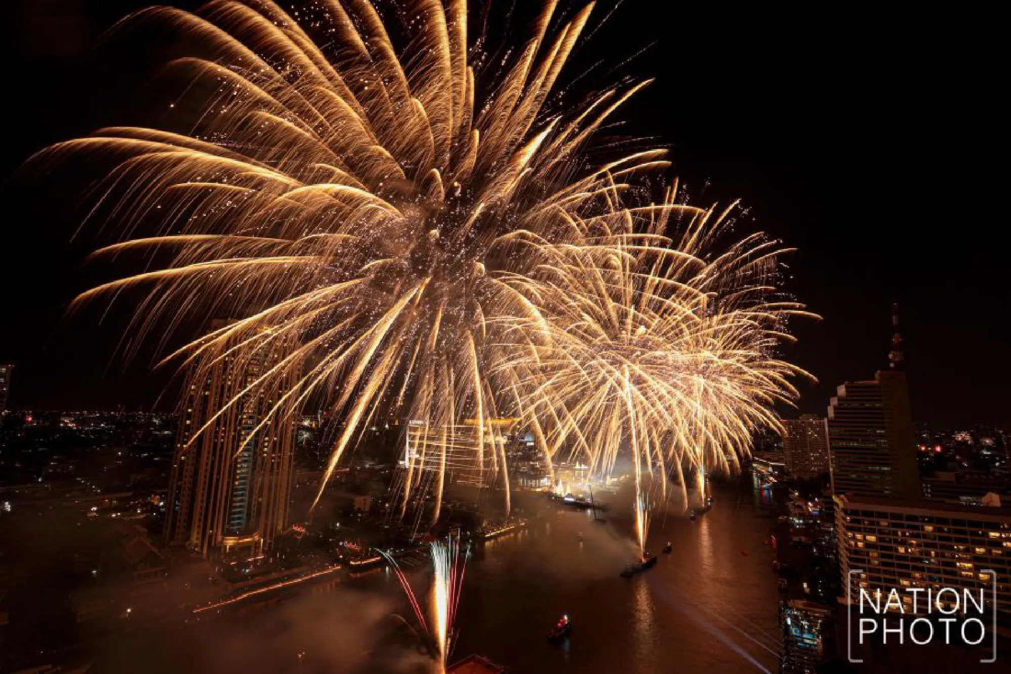 Feast of fireworks ushers in 2021 at Iconsiam