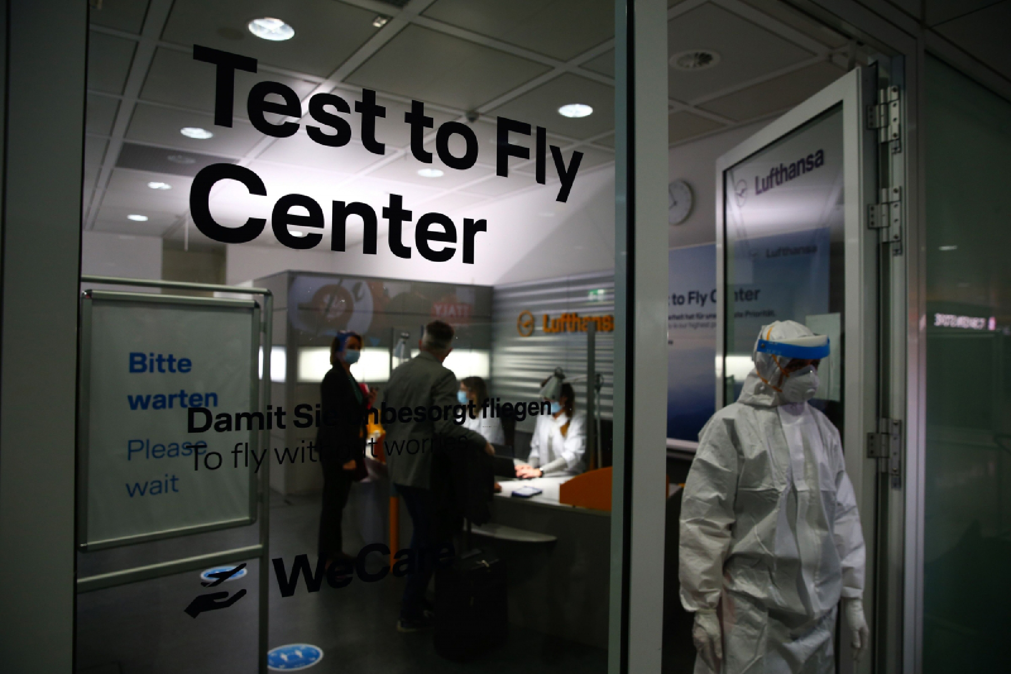 Travelers arrive at a Deutsche Lufthansa covid-19 testing center before boarding a flight at Munich Airport on Nov. 12, 2020. MUST CREDIT: Bloomberg photo by Michaela Handrek-Rehle.