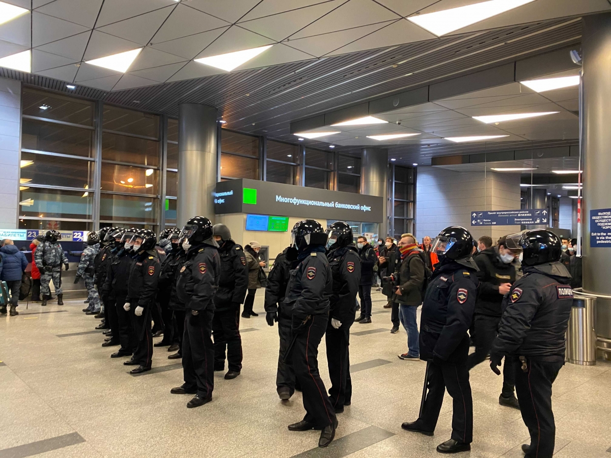 Riot police at Moscow's Vnukovo International Airport await Alexei Navalny's return. MUST CREDIT: Washington Post photo by Isabelle Khurshudyan