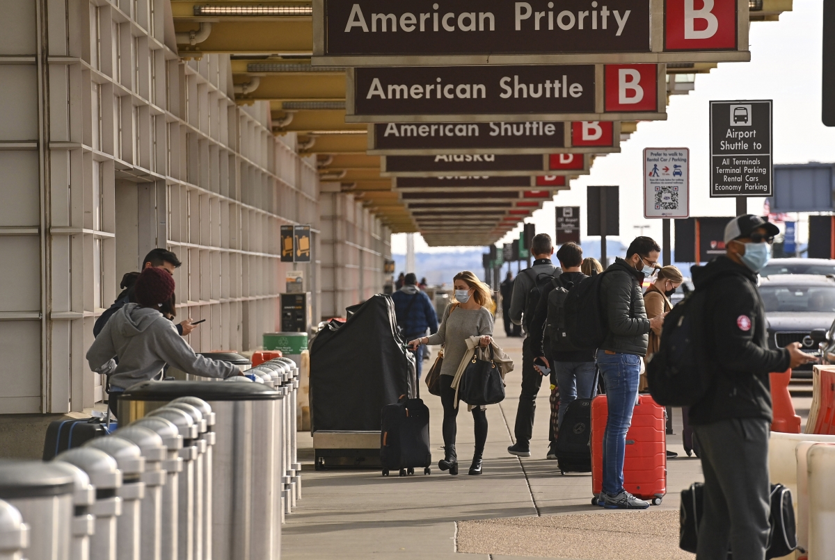 Travelers at Reagan National Airport in Arlington, Va., on Dec. 23. MUST CREDIT: Washington Post photo by Ricky Carioti.