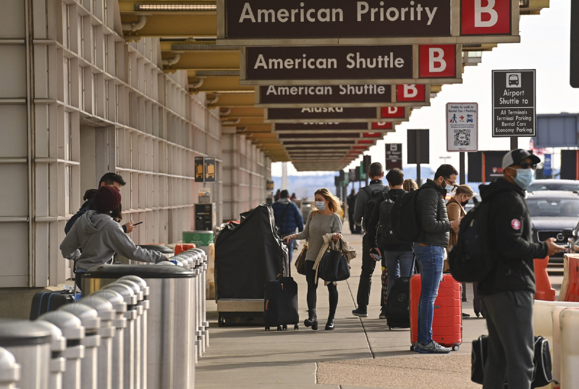 Travelers at Reagan National Airport in Arlington, Va., on Dec. 23. MUST CREDIT: Washington Post photo by Ricky Carioti.
