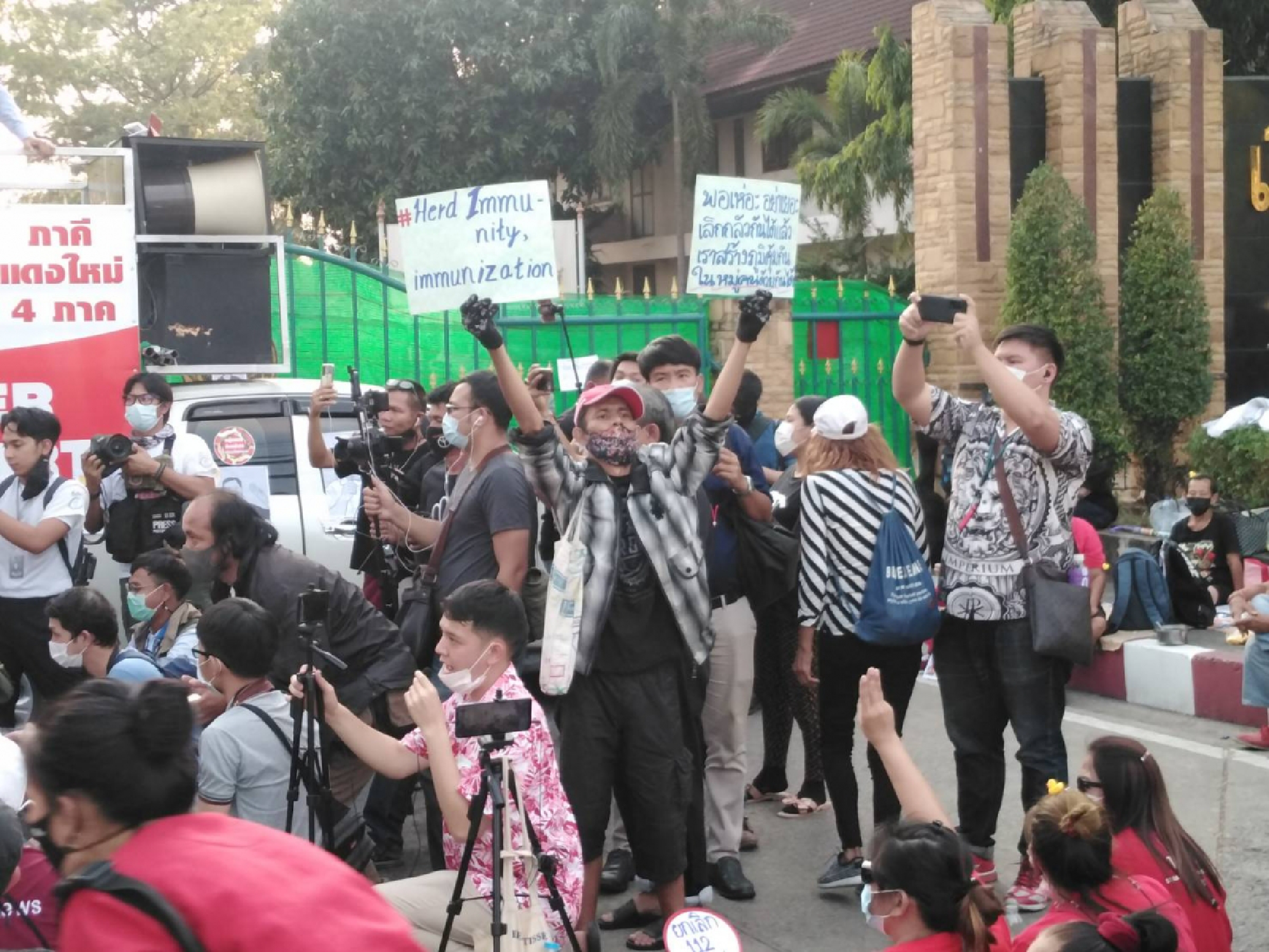 Protesters rally outside Bangkok prison, demanding release of pro-democracy leaders