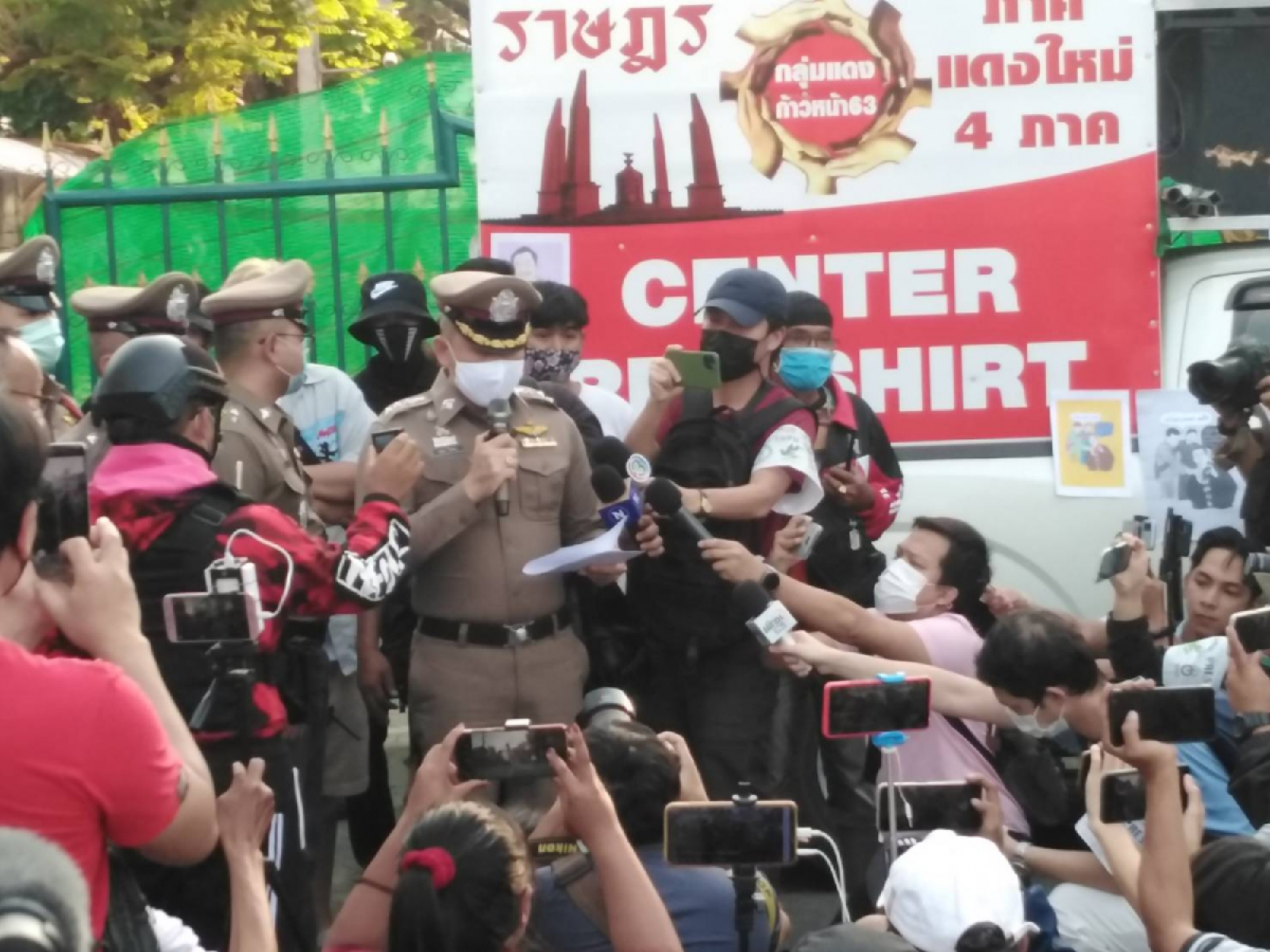 Protesters rally outside Bangkok prison, demanding release of pro-democracy leaders