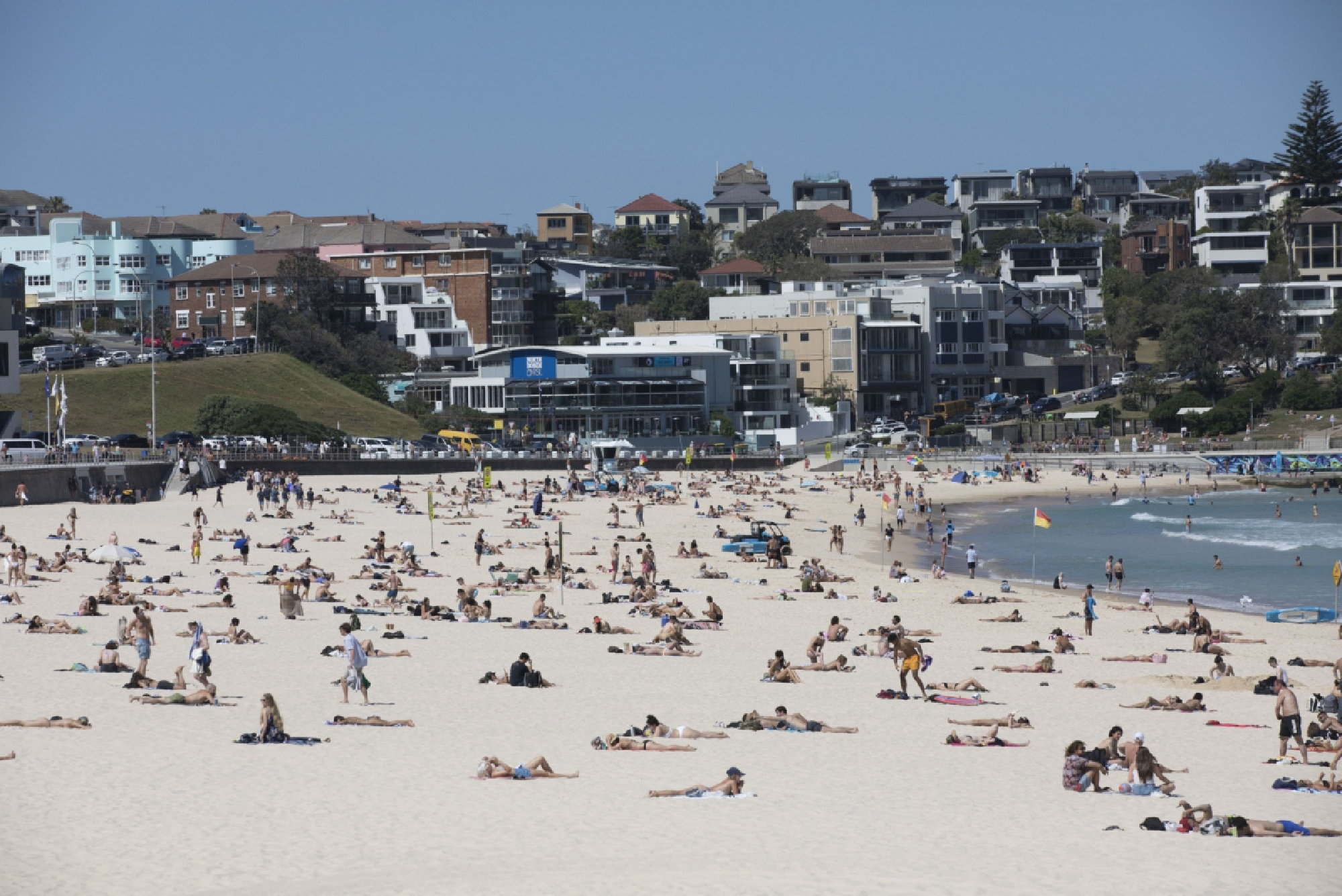 People visit Bondi Beach in Sydney on Oct. 13, 2020. MUST CREDIT: Bloomberg photo by Brent Lewin.