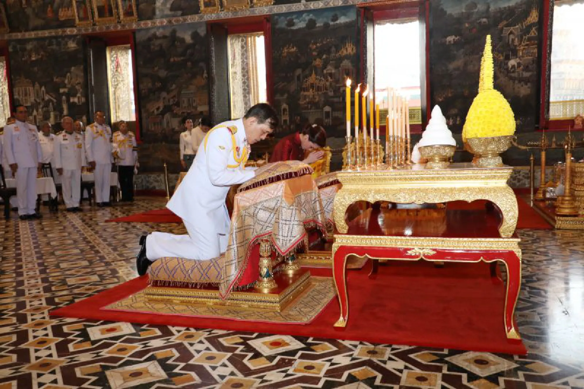 Their Majesties make merit on Makha Puja Day