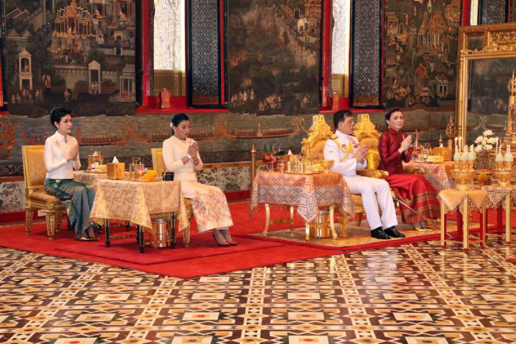 Their Majesties make merit on Makha Puja Day