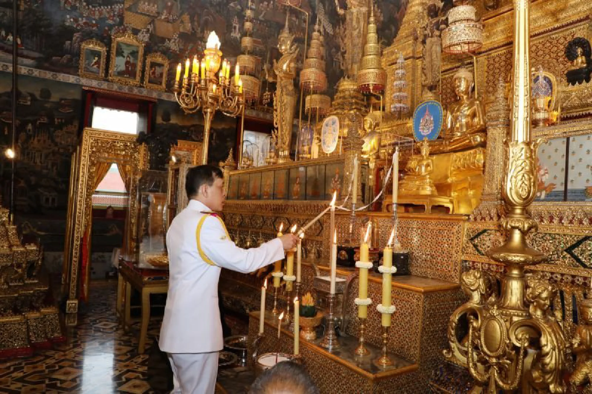 Their Majesties make merit on Makha Puja Day