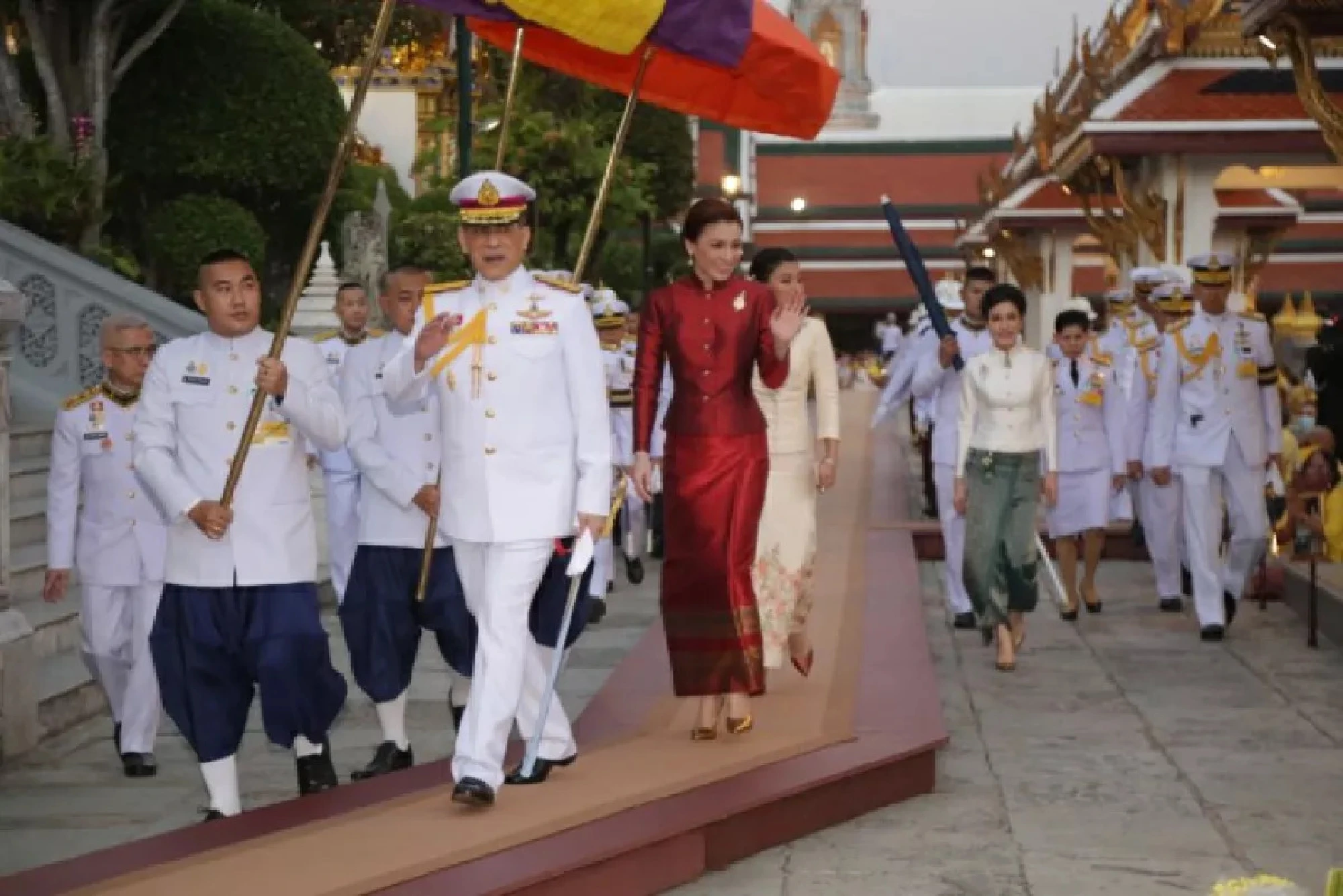 Their Majesties make merit on Makha Puja Day