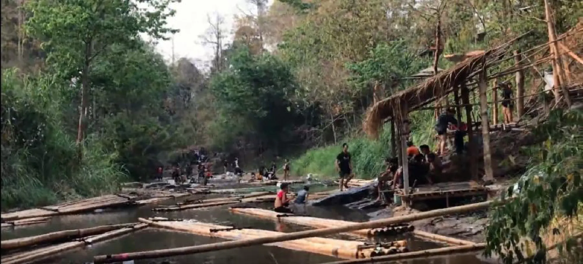 People flock to famous Wang River rafting route in Chiang Mai as summer approaches