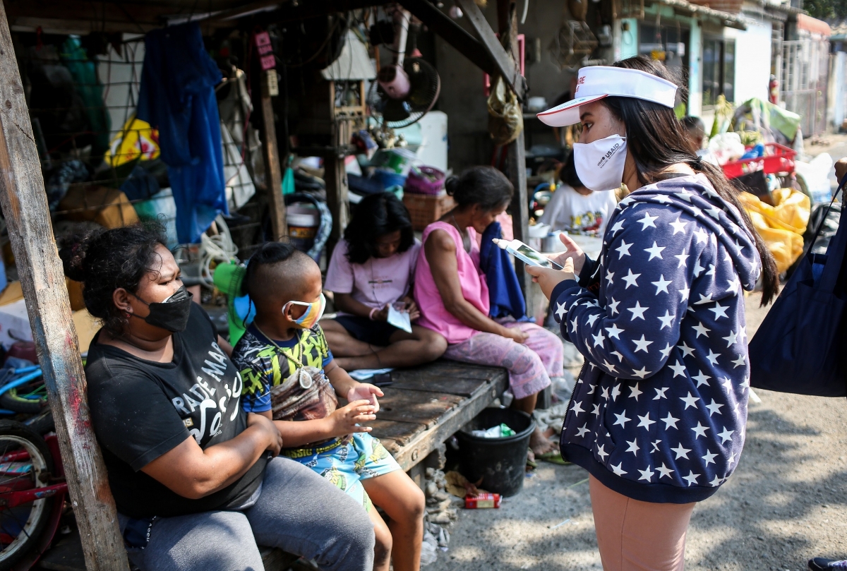 With support from UNICEF and USAID, staff members visit a community in Bangkok to provide support, including hygiene items, to children and families. © UNICEF/2020/Sukhum Preechapanich