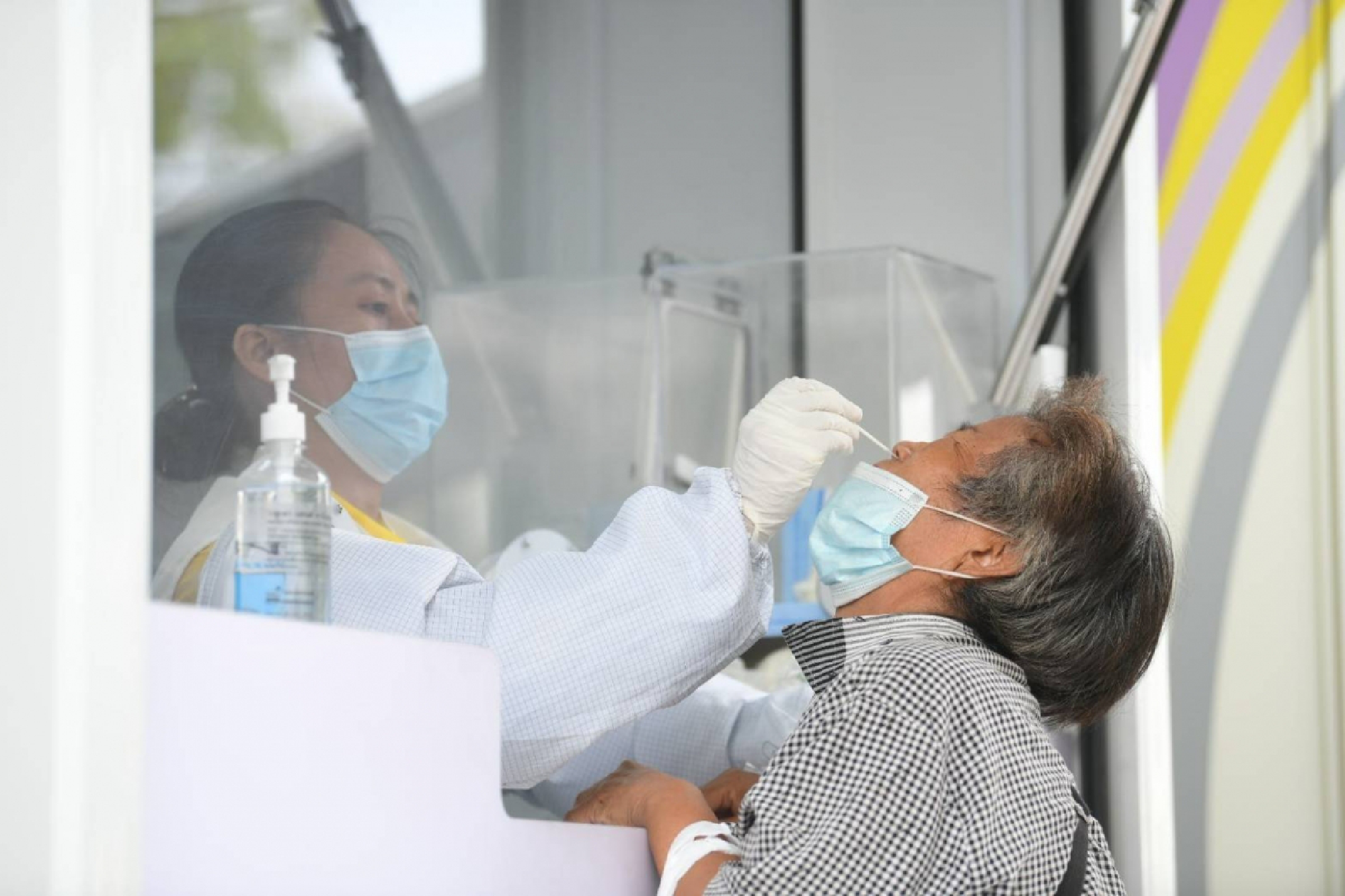 King grants biosafety vehicles for Covid-19 tests in Bang Khae area