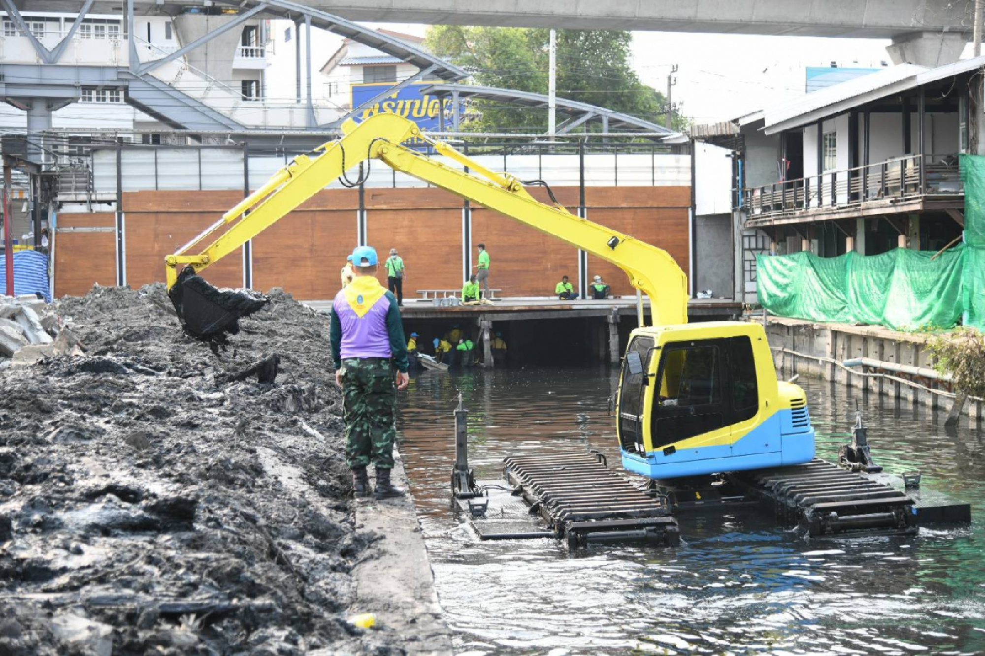 BMA kicks off Bangkok cleaning campaign by tidying up Lam Phak She canal