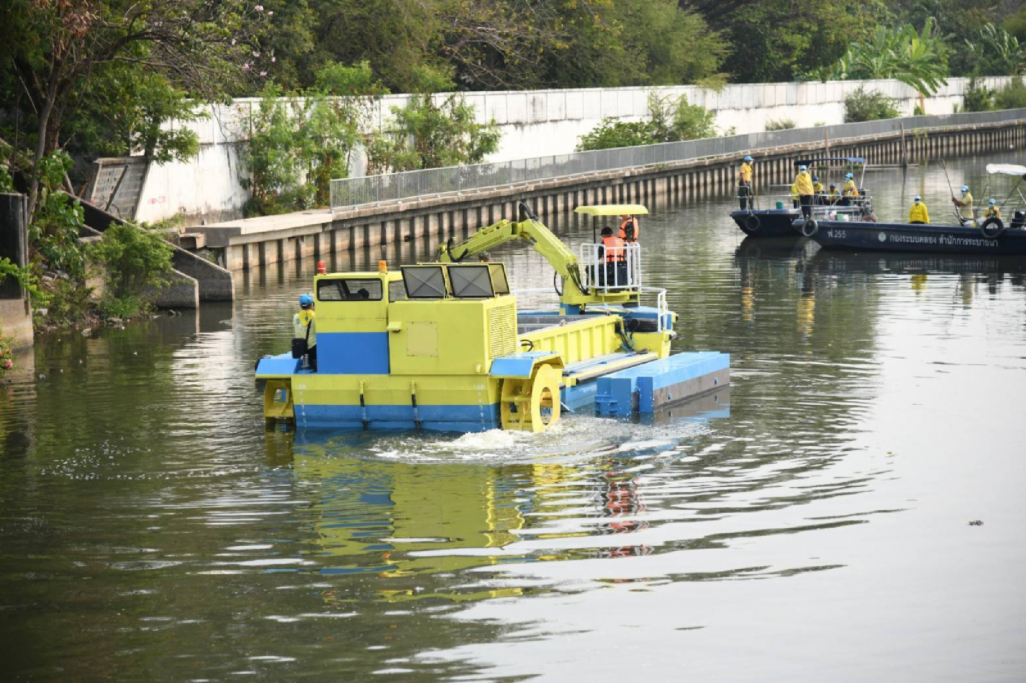 BMA kicks off Bangkok cleaning campaign by tidying up Lam Phak She canal