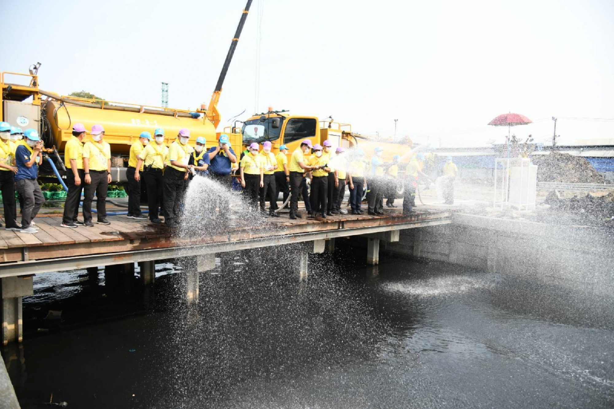 BMA kicks off Bangkok cleaning campaign by tidying up Lam Phak She canal