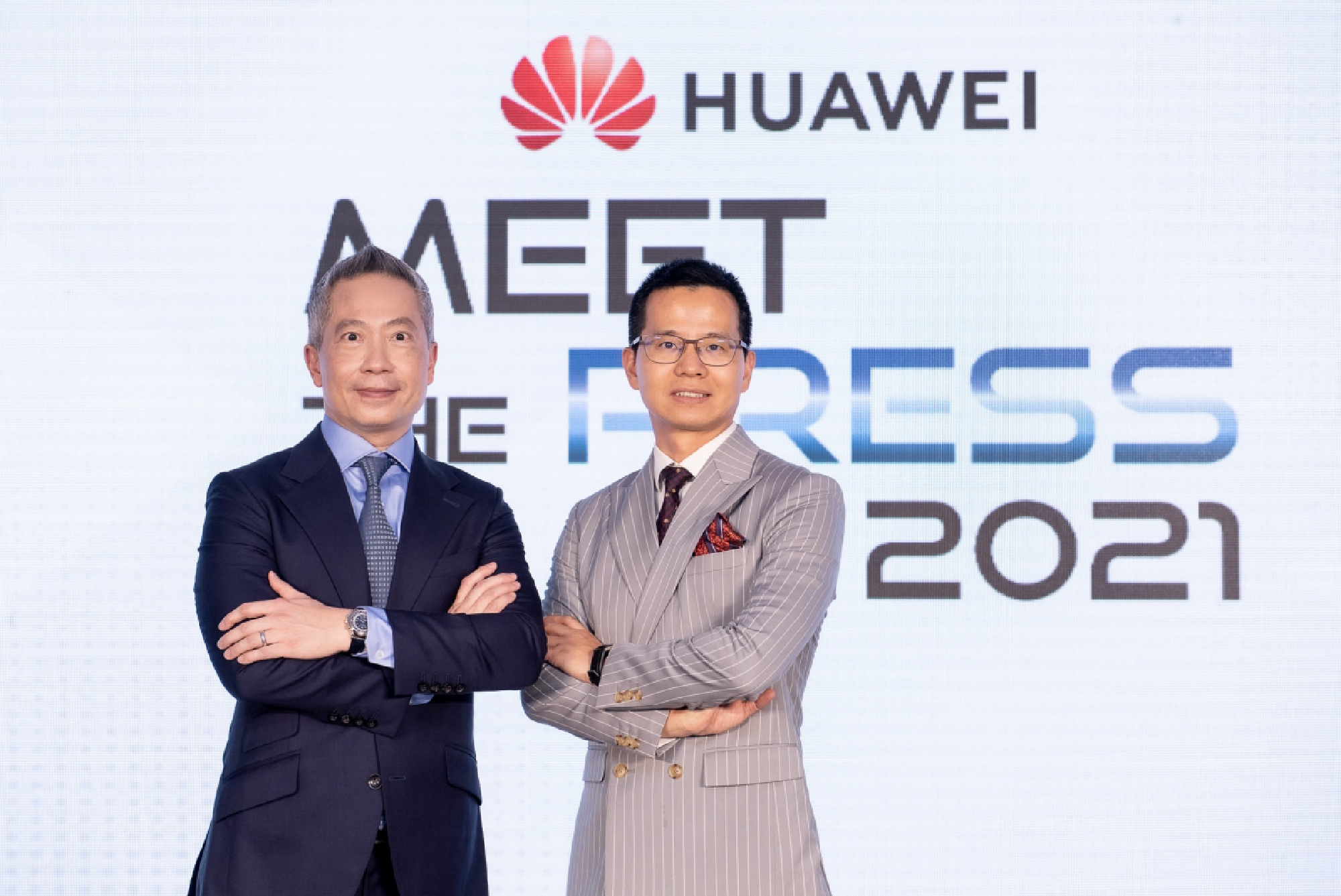 Mr. Abel Deng (right), CEO,   Huawei Technologies (Thailand) Co., Ltd. and Dr. Chawapol Jariyawiroj (left), President,  Huawei Technologies (Thailand) Co., Ltd. 