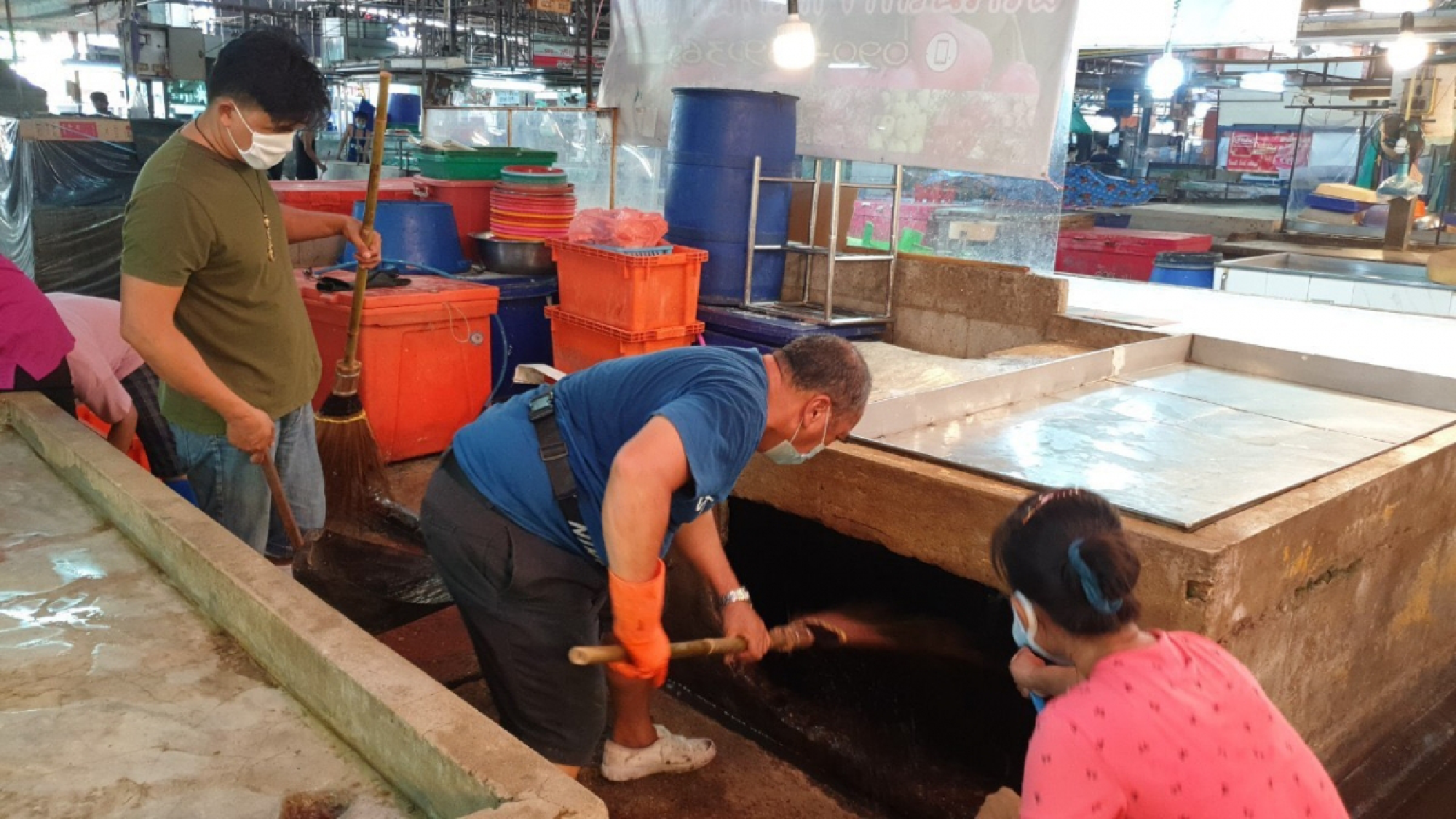 Cleaning-up operation at six Bangkok markets to contain Covid-19 outbreak