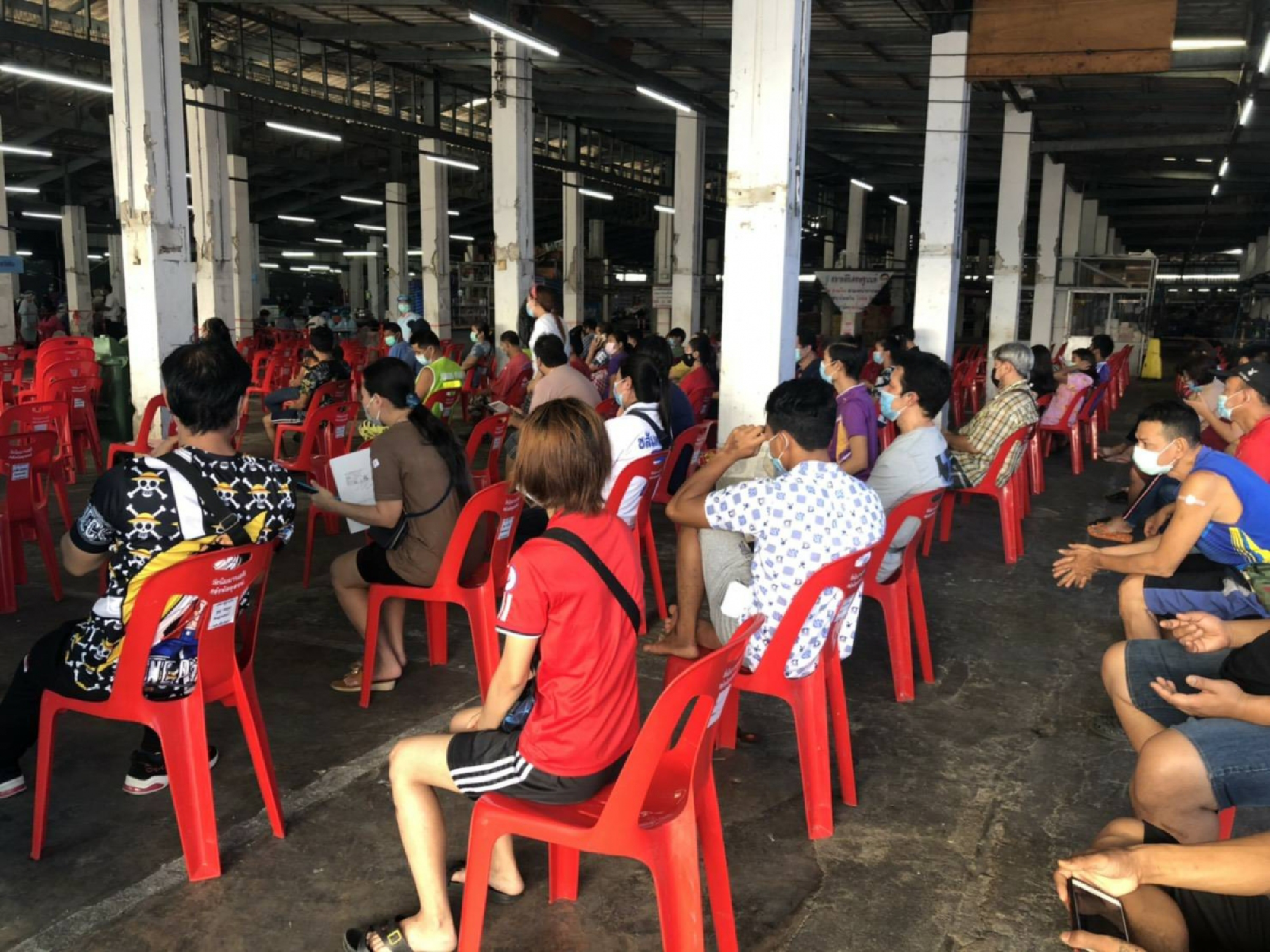 Nearly 1,000 people get Covid-19 jab in Bangkok hotspot district