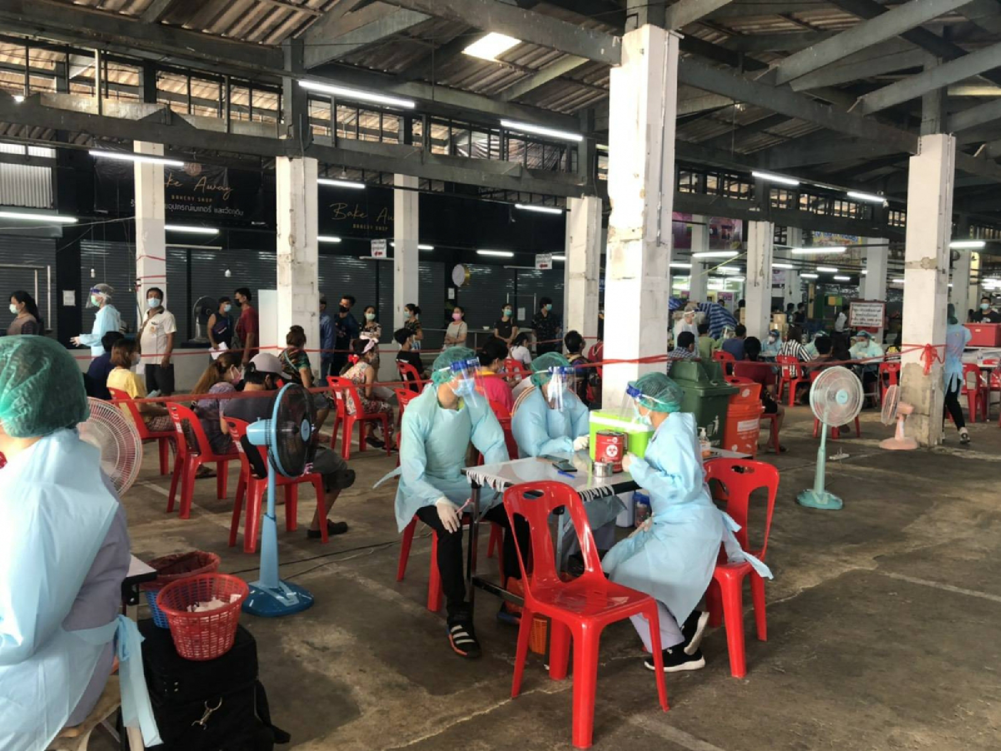 Nearly 1,000 people get Covid-19 jab in Bangkok hotspot district