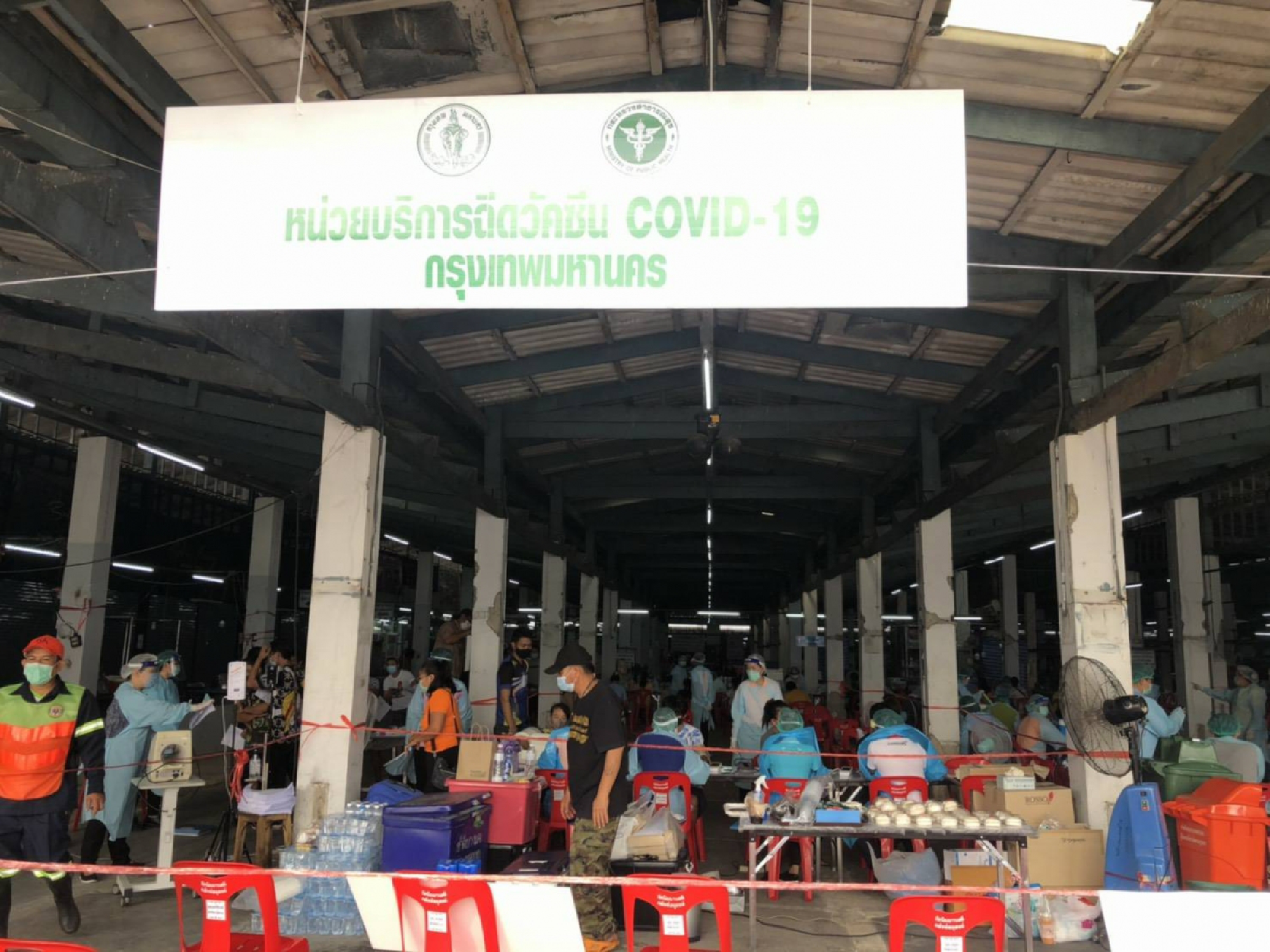 Nearly 1,000 people get Covid-19 jab in Bangkok hotspot district