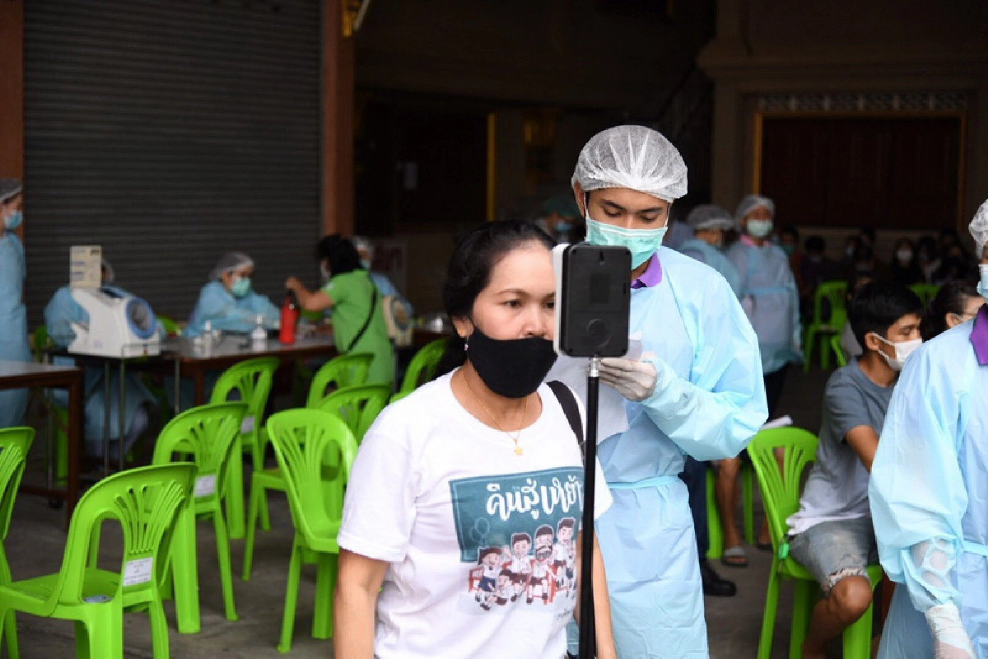 1,400 people vaccinated in Bangkok’s Bang Khun Thian district