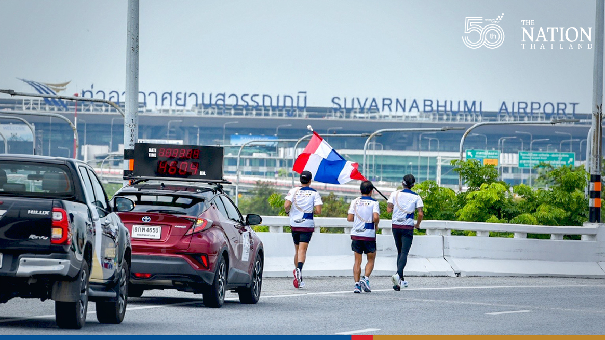 Toon Bodyslam rocks flag on last leg of Thailand’s 4,606km Olympic relay