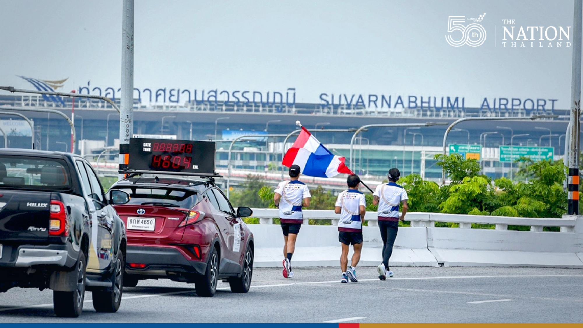 Toon Bodyslam rocks flag on last leg of Thailand’s 4,606km Olympic relay