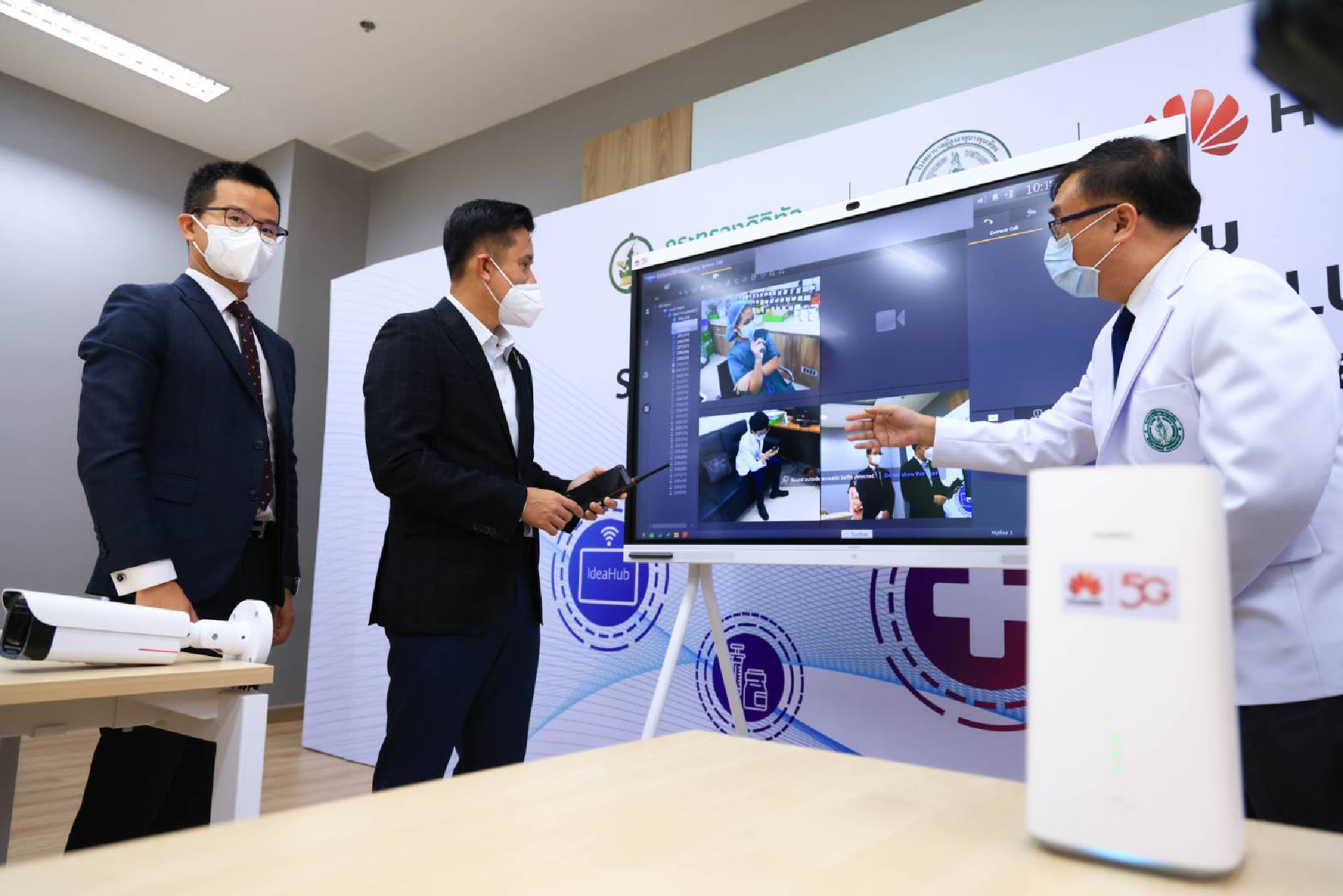 Mr. Chaiwut Thanakhamanusorn, Digital Economy and Society Minister (2nd left); and Abel Deng, CEO of Huawei Technologies (Thailand) Co., Ltd,  with the communication system managed from  the IdeaHub control centre