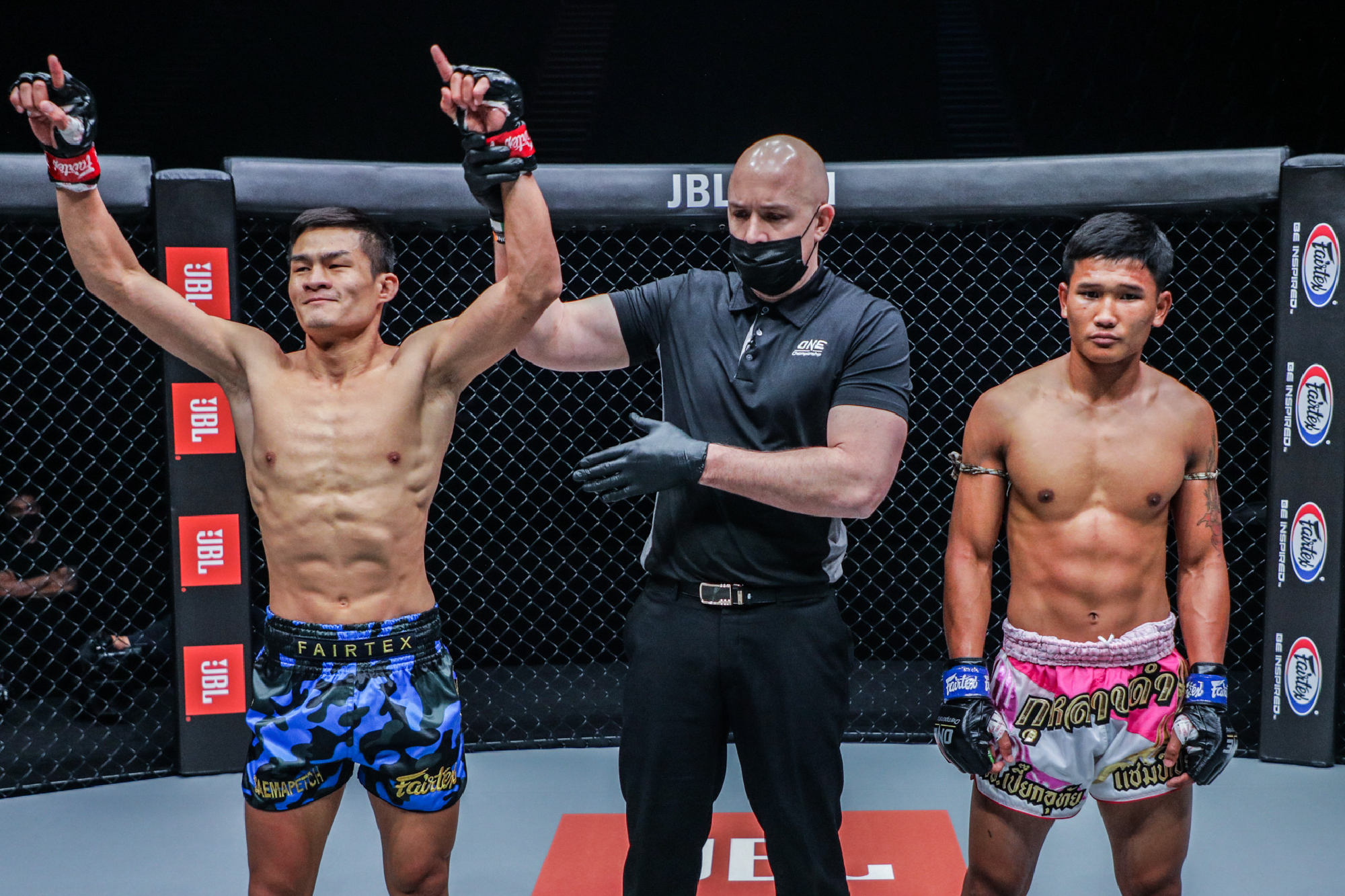 Saemapetch Fairtex blows up meteorite Kulabdam in ONE first-round action