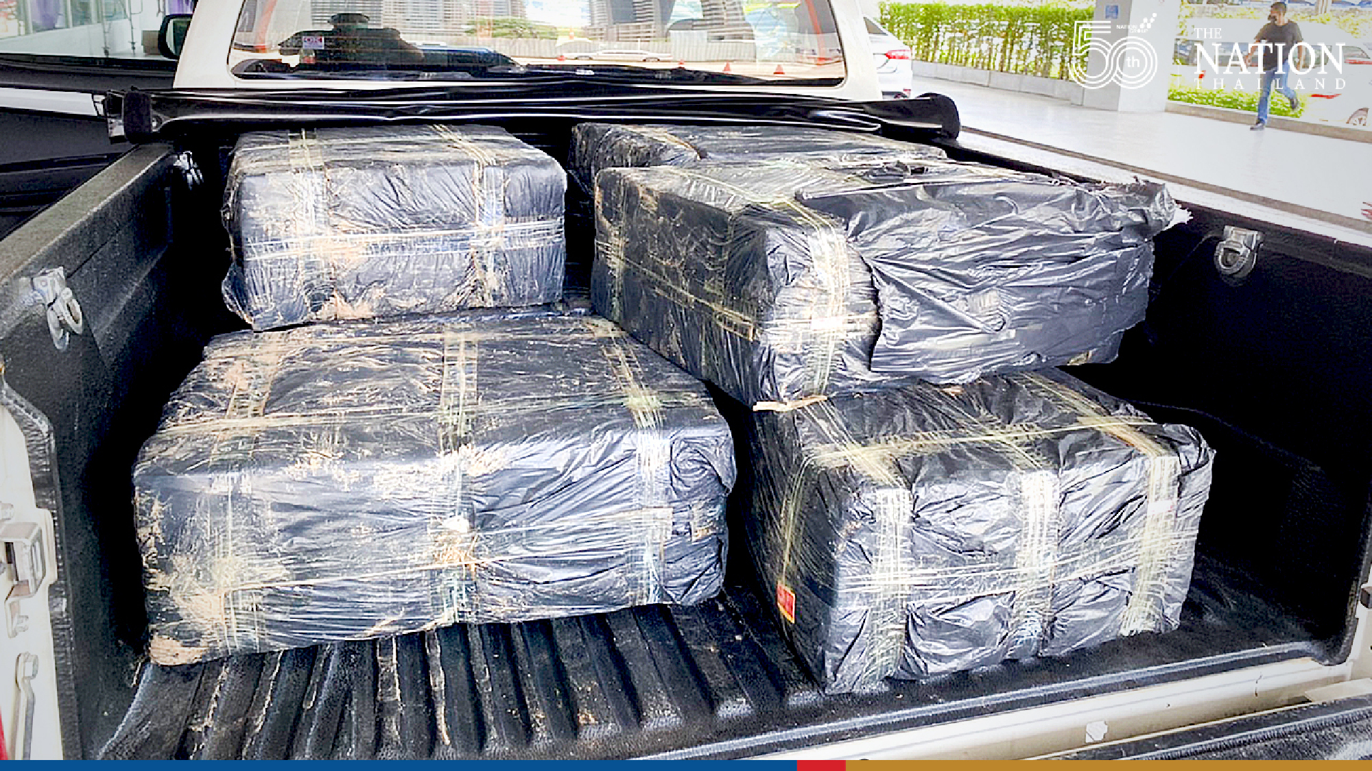 Police snare cannabis smugglers outside Bangkok mall