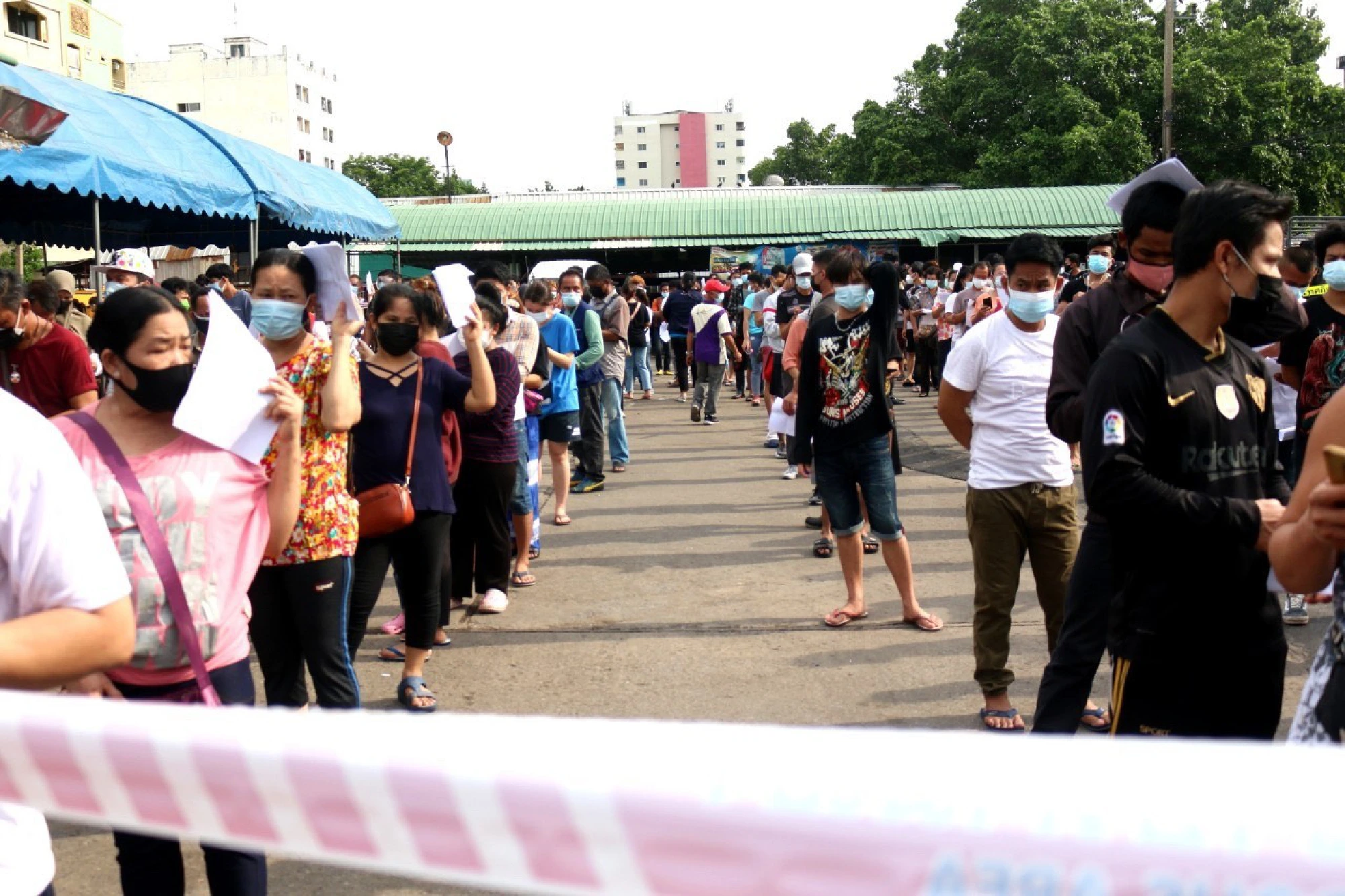 ‘Star’ MPs join battle against virus outbreak in Bangkok