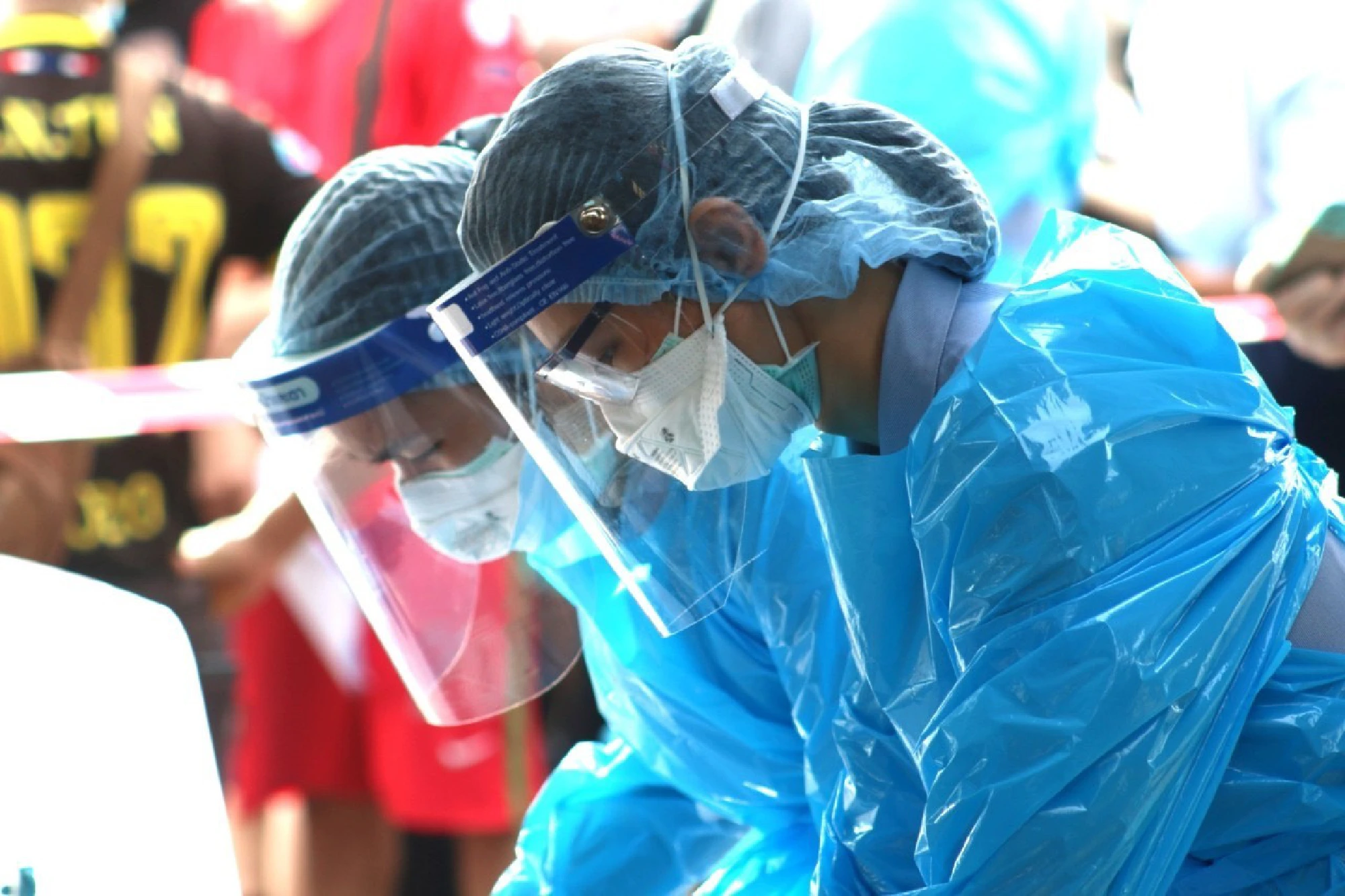 ‘Star’ MPs join battle against virus outbreak in Bangkok