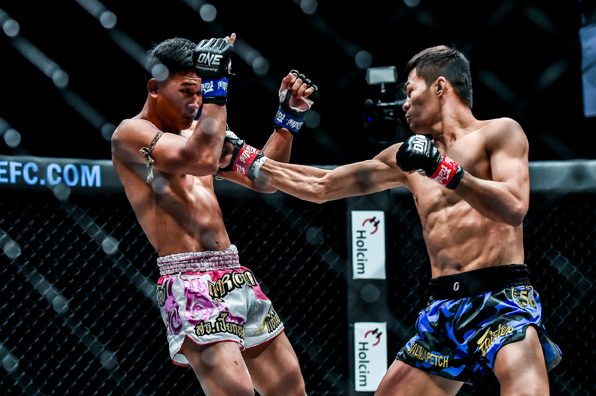 Saemapetch Fairtex blows up meteorite Kulabdam in ONE first-round action