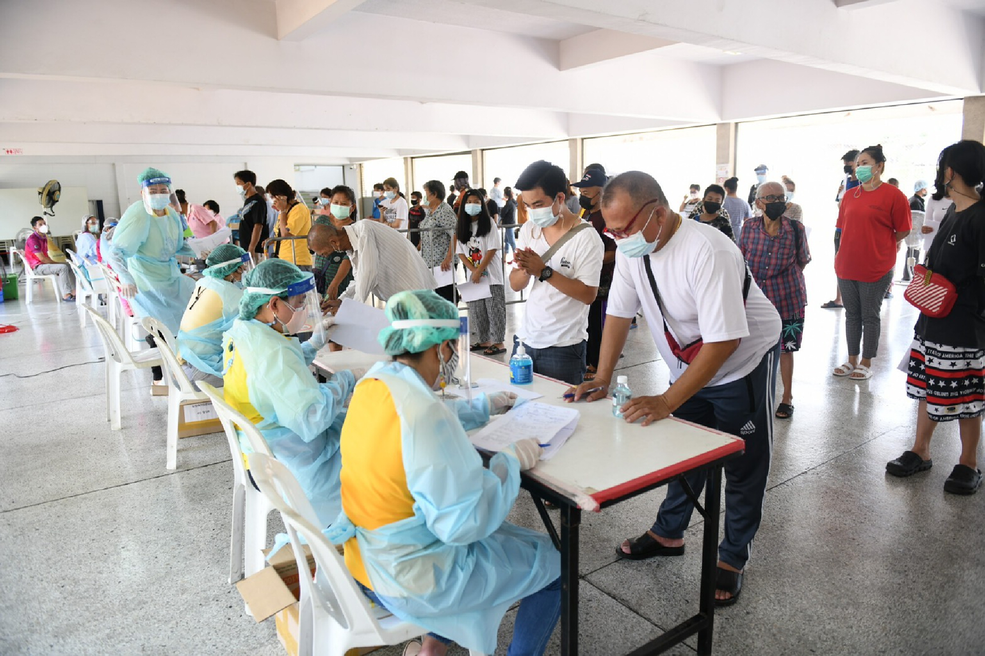 Governor vows to contain Klong Toei cluster within two weeks