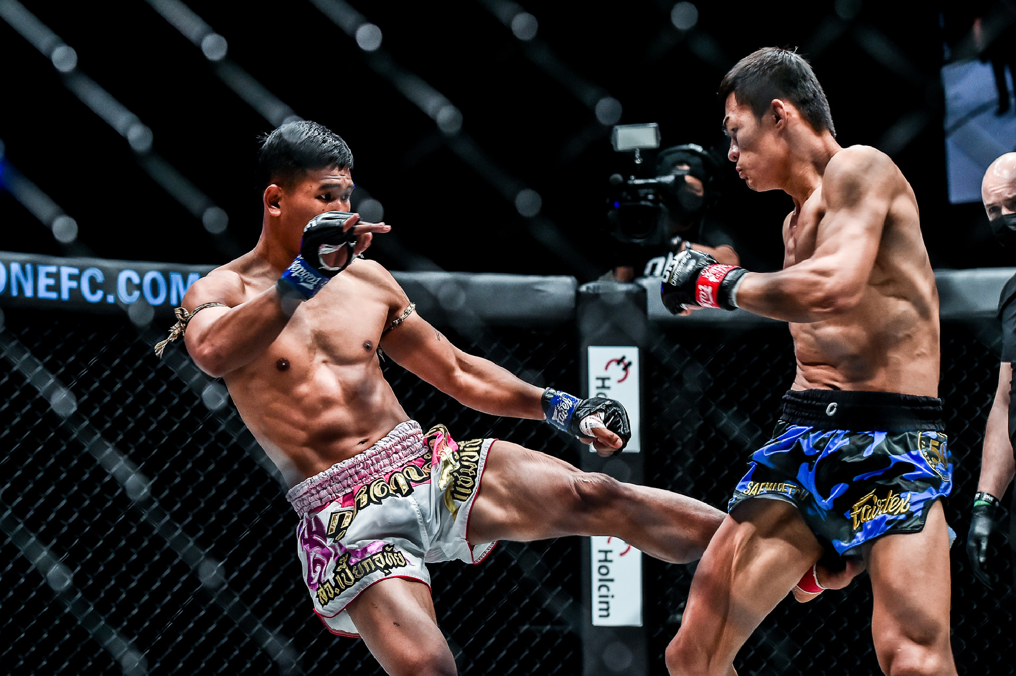 Saemapetch Fairtex blows up meteorite Kulabdam in ONE first-round action