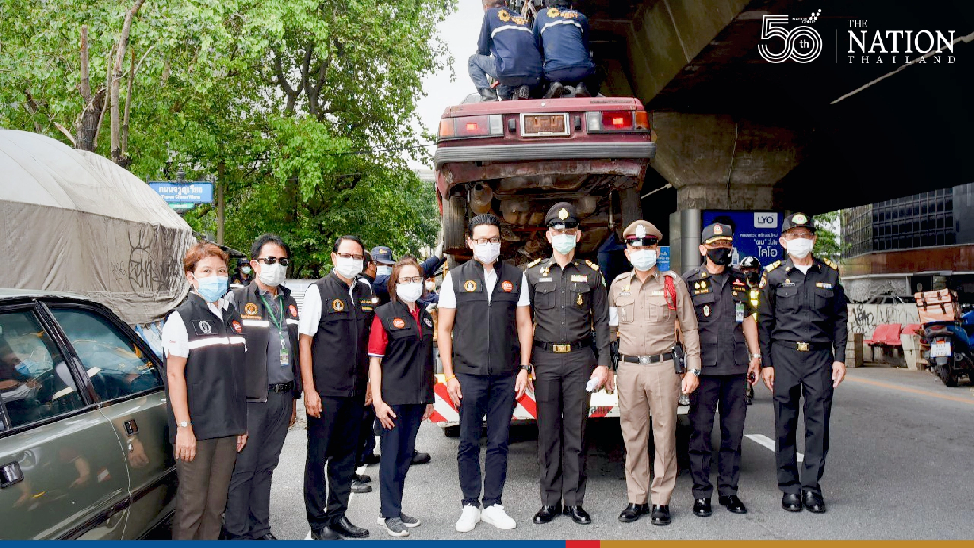 BMA removes totalled cars in Bang Rak, urges Bangkokians to keep eye out for more