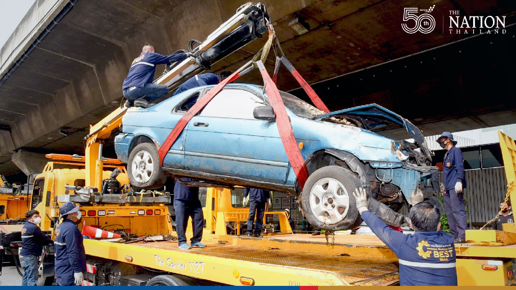 BMA removes totalled cars in Bang Rak, urges Bangkokians to keep eye out for more